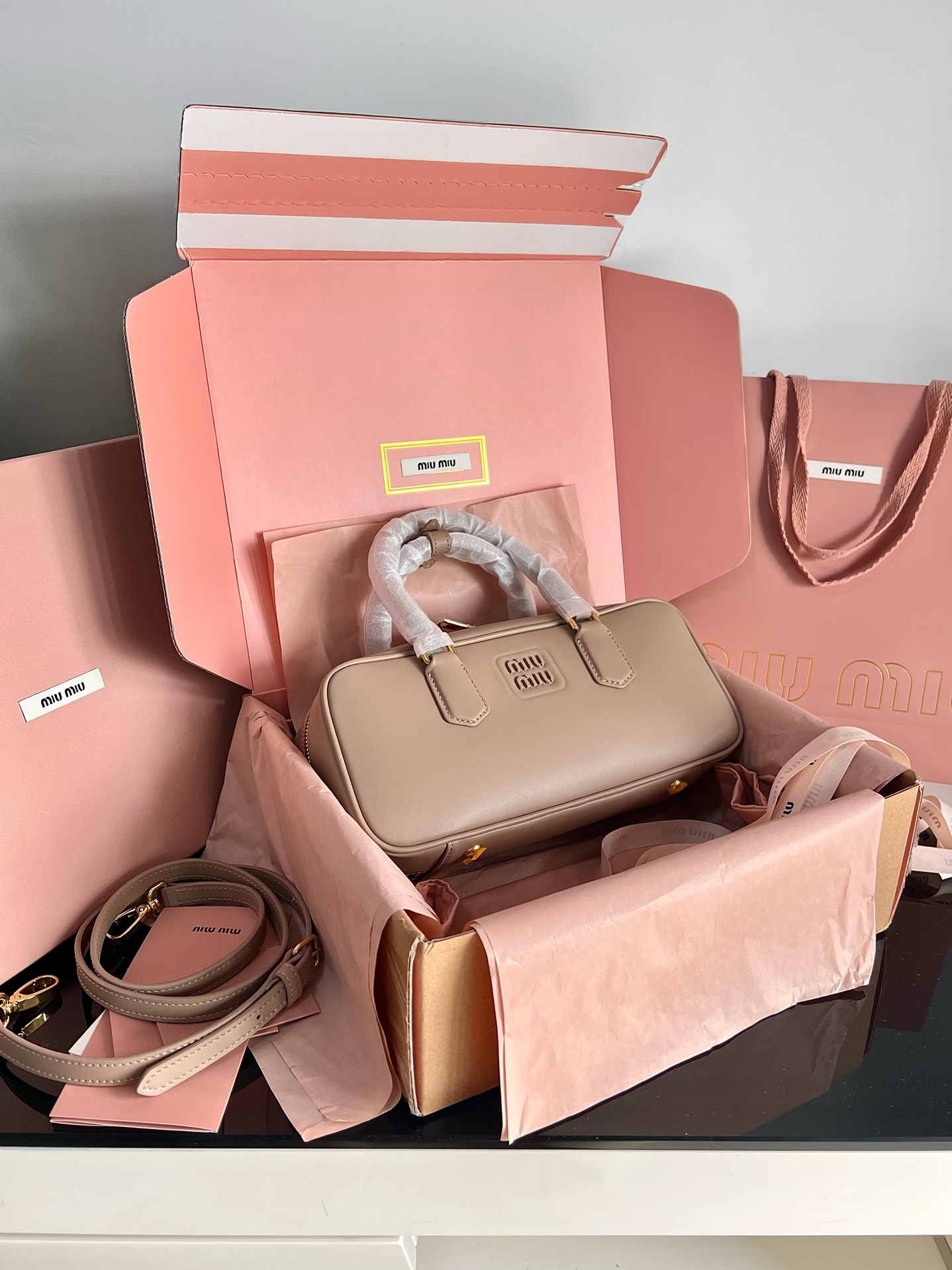 Miu Miu Real delivery photos. Officially selling 5BB148, miu's new bowling bag, top-quality imported calfskin, miumiu's unique style matelasse pa