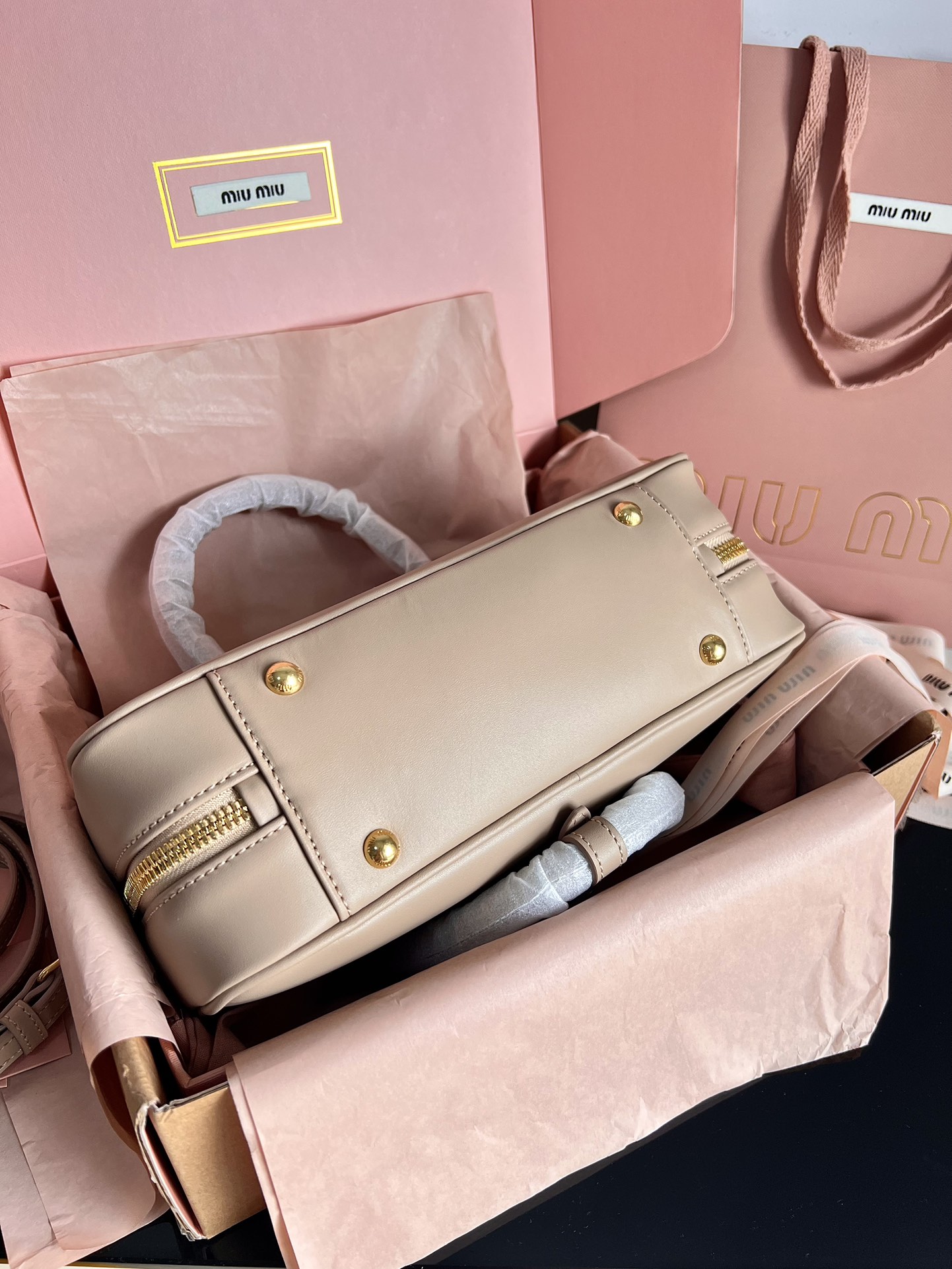 Miu Miu Real delivery photos. Officially selling 5BB148, miu's new bowling bag, top-quality imported calfskin, miumiu's unique style matelasse pa
