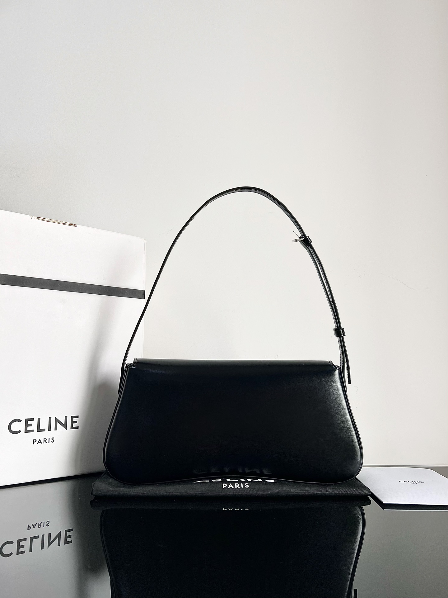 Celine LOLA medium glossy cowhide handbag [original genuine leather, all-steel hardware] Arc de Triomphe baguette armpit, size: 28