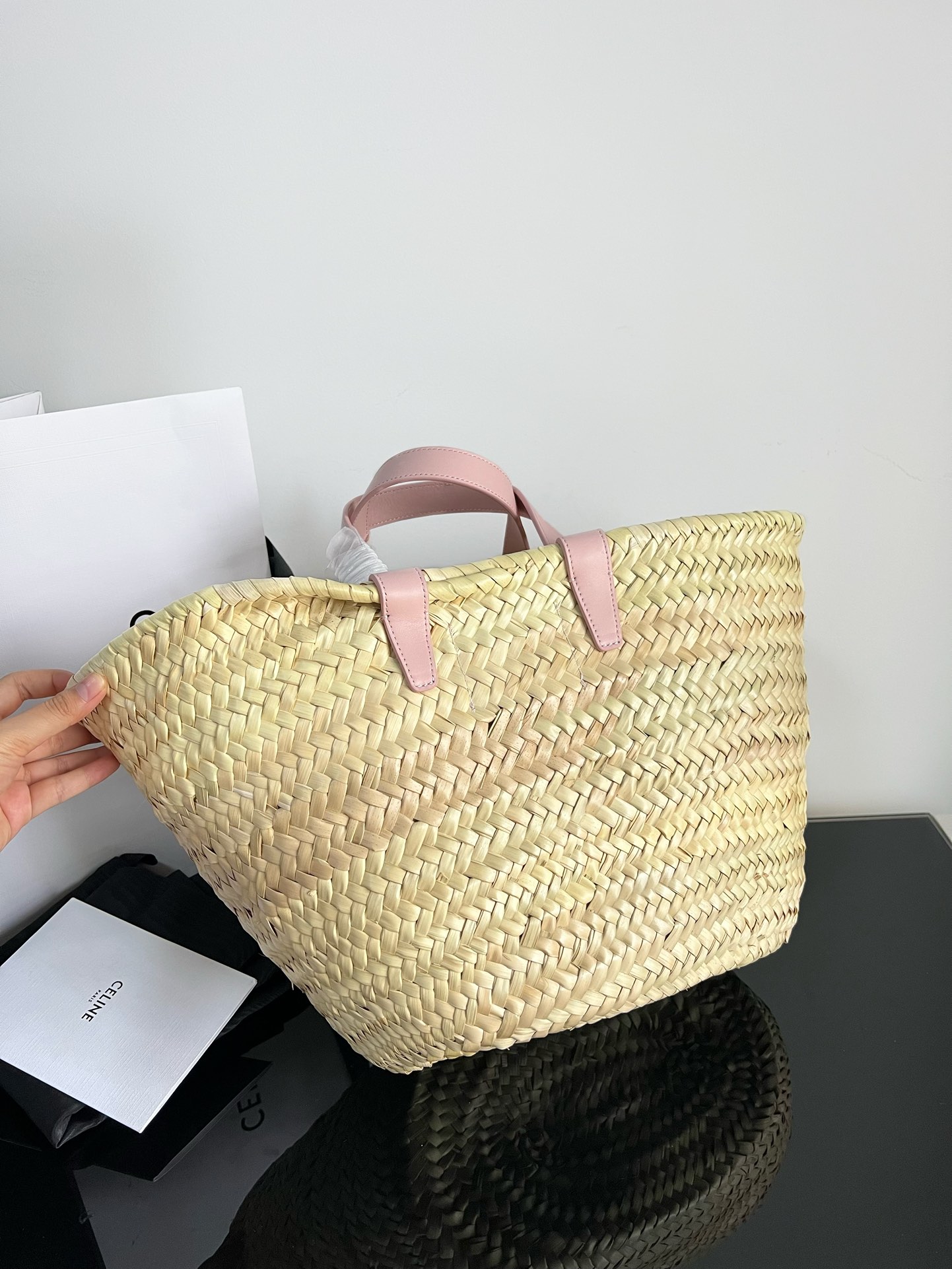 Celine Real shots of exquisite craftsmanship! Classic palm leaf and cowhide basket bag with original cowhide, straw woven vegetable basket size: