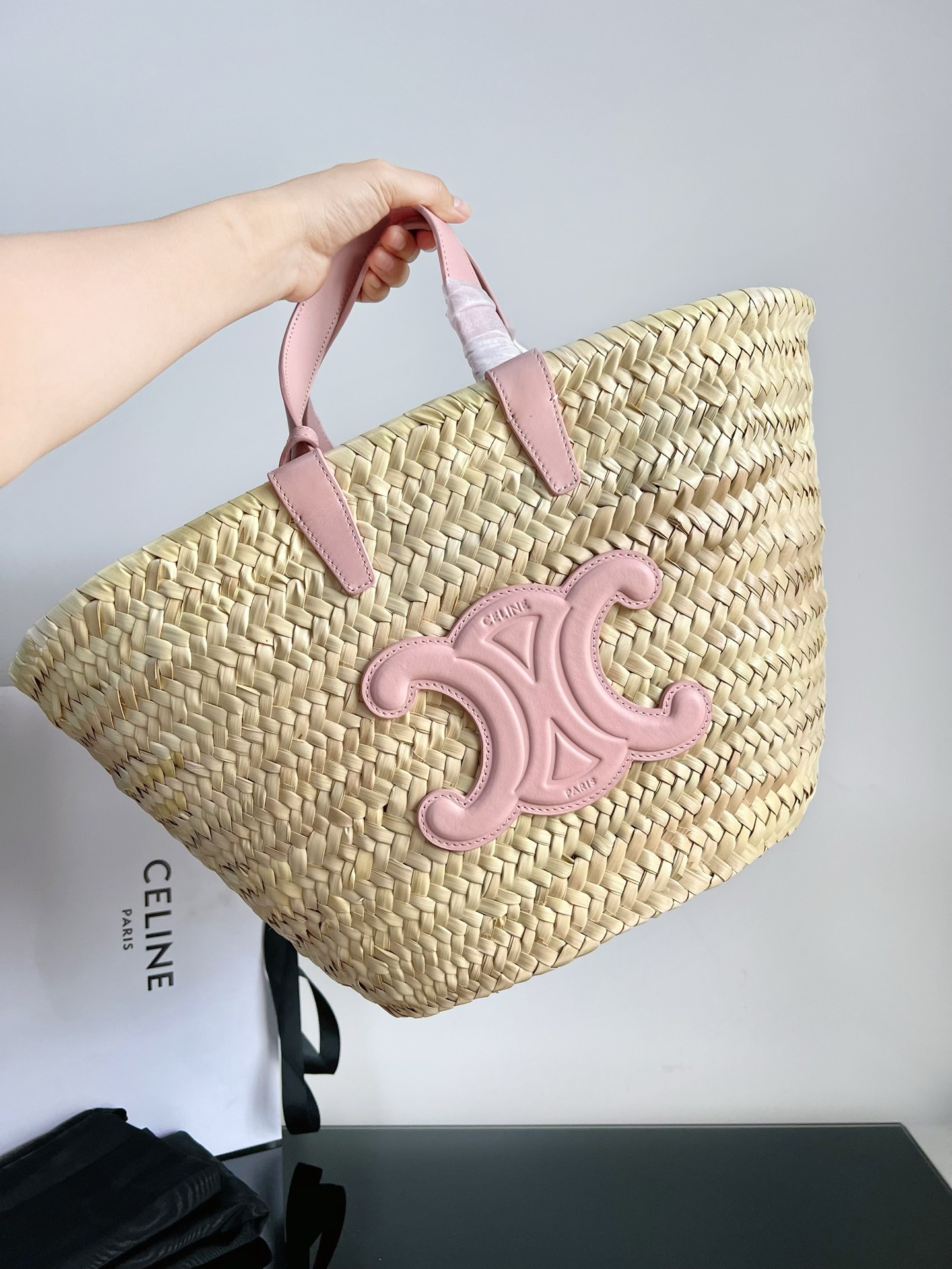 Celine Real shots of exquisite craftsmanship! Classic palm leaf and cowhide basket bag with original cowhide, straw woven vegetable basket size: