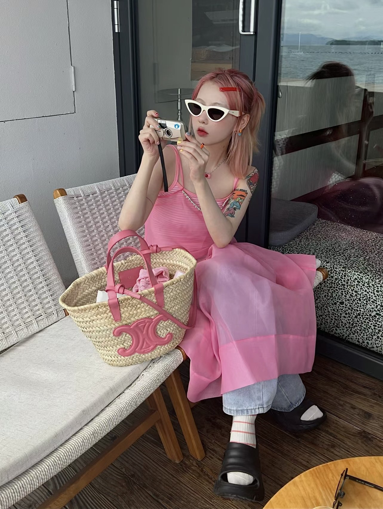 Celine Pretty girl in pink, full of atmosphere when taking photos