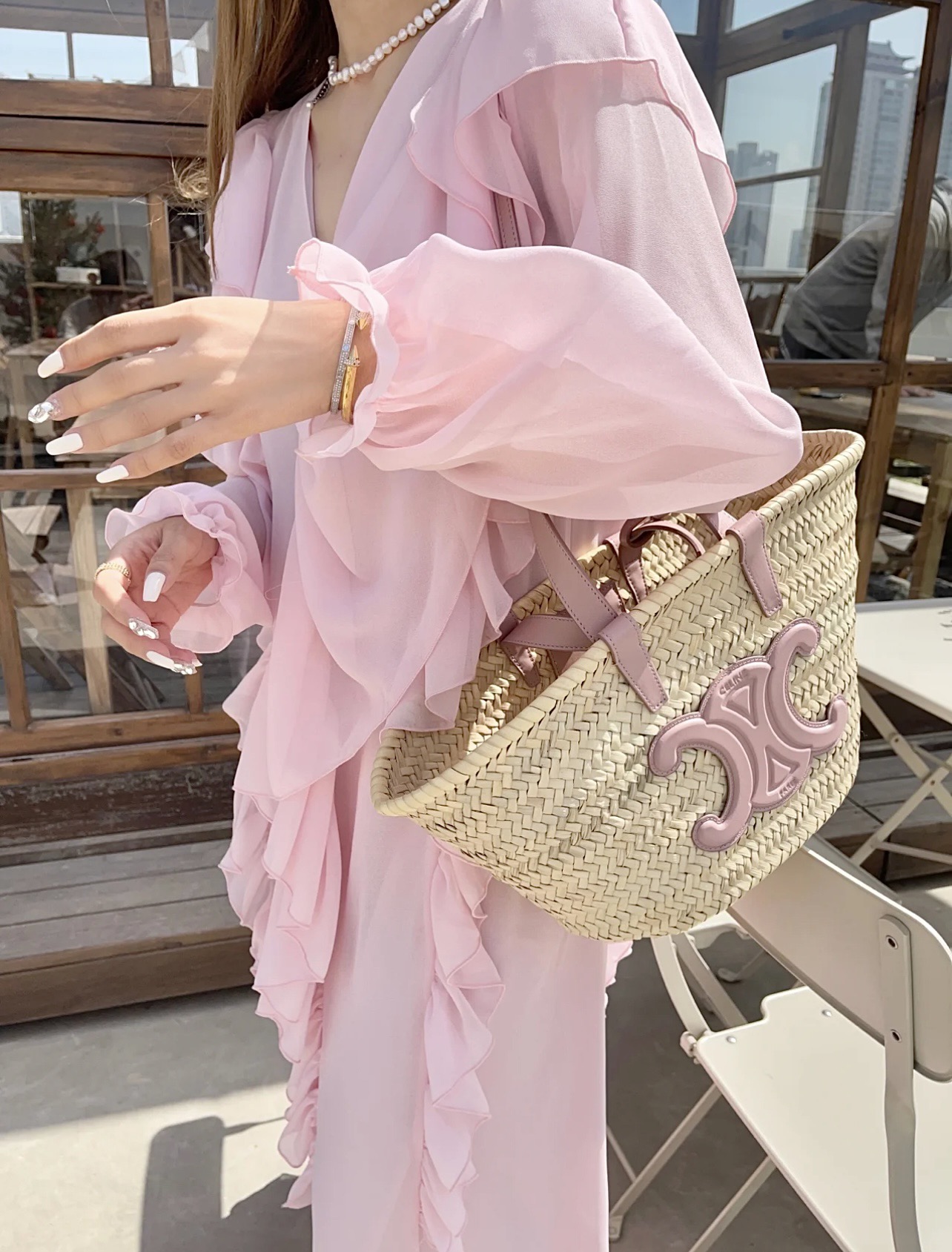 Celine The light pink color is so gentle, temperamental, and super pretty