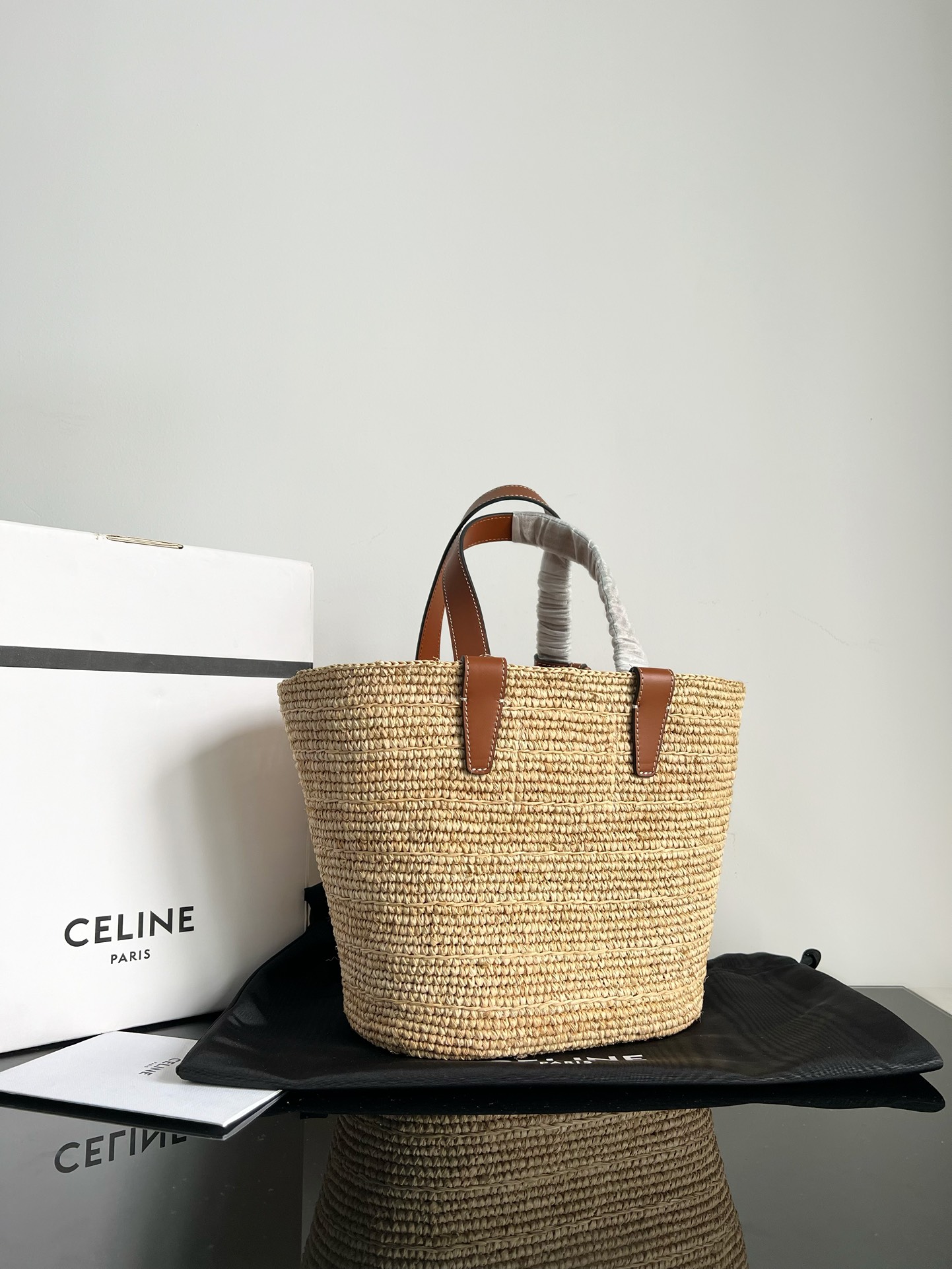 Celine CUIR woven straw series, TRIOMPHE plant material and cowhide soft classic basket bag, handwoven handbag, each piece is unique, the size an