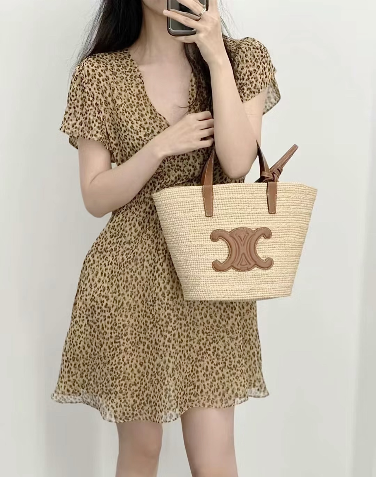 Celine New in stock, high-density crocheted straw style, moderate size, more refined and versatile for commuting, full of summer atmosphere
