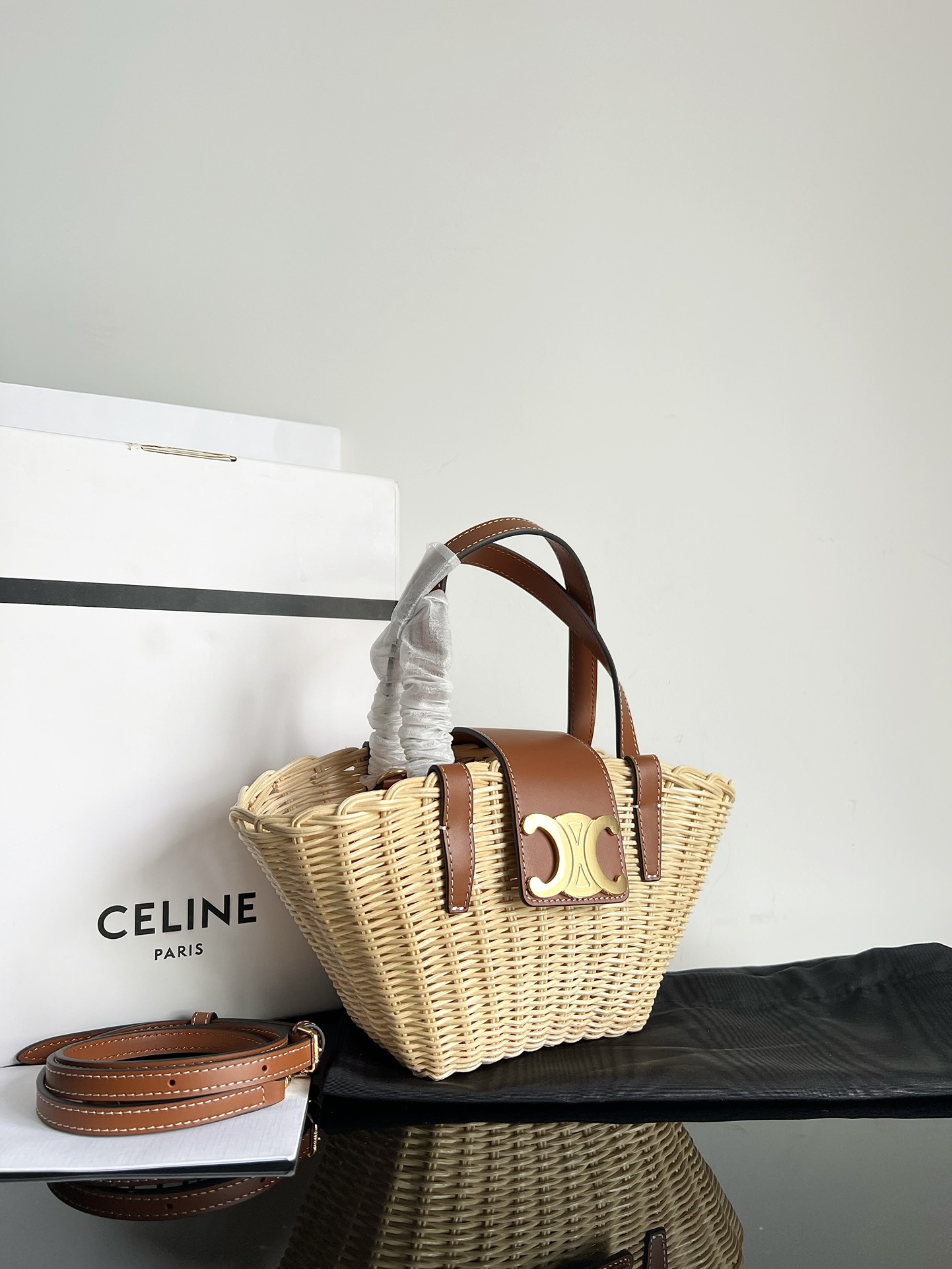 Celine TEEN COUFFIN Arc de Triomphe plant material rattan woven basket [purely handwovenoriginal leatherspecial grade all-steel hardware] can be