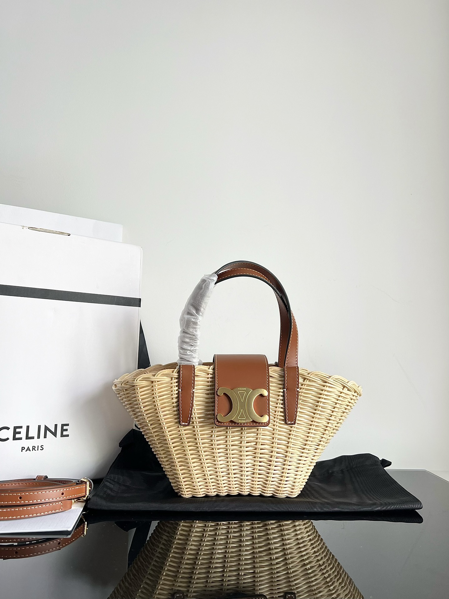 Celine TEEN COUFFIN Arc de Triomphe plant material rattan woven basket [purely handwovenoriginal leatherspecial grade all-steel hardware] can be