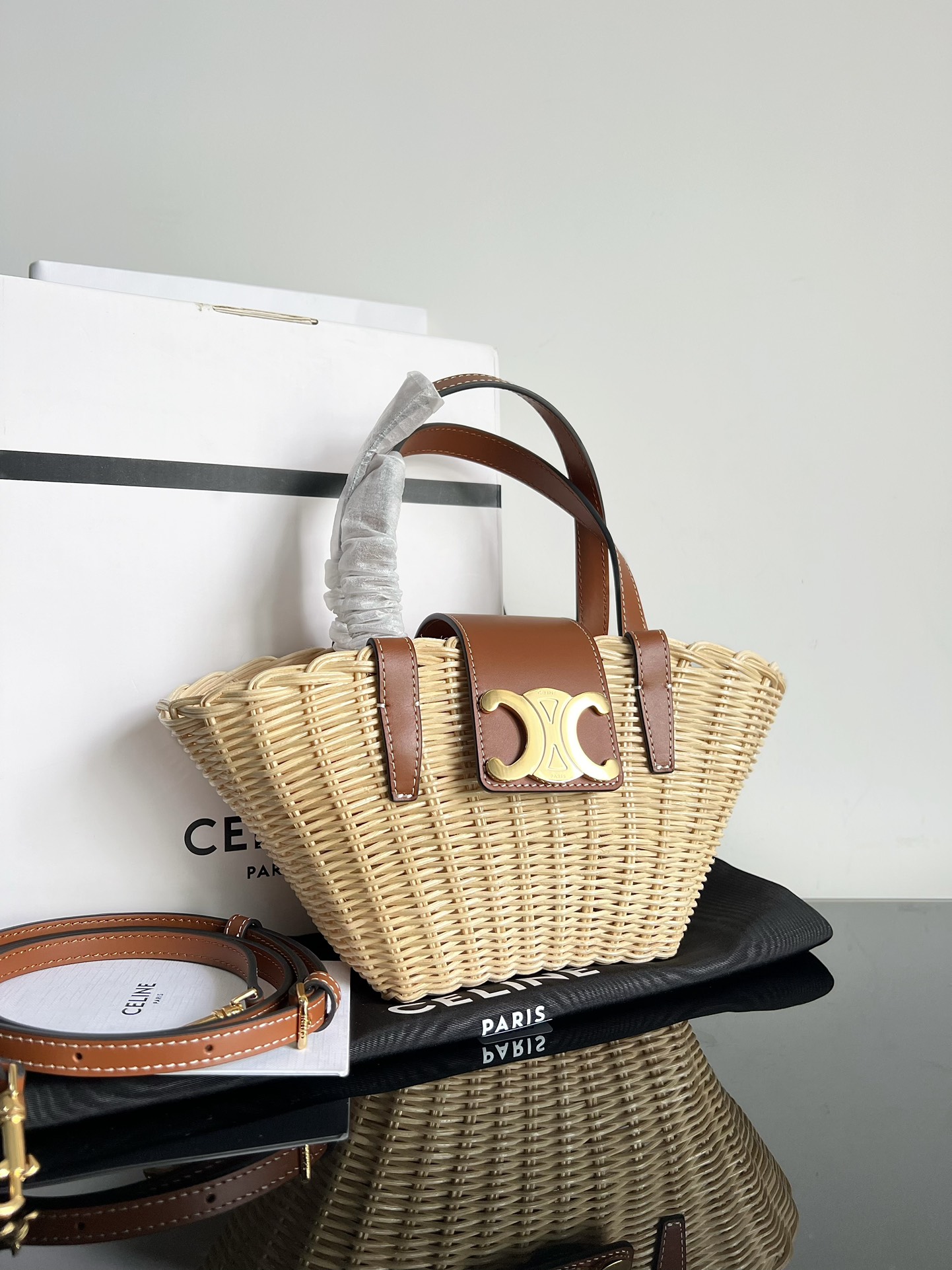 Celine TEEN COUFFIN Arc de Triomphe plant material rattan woven basket [purely handwovenoriginal leatherspecial grade all-steel hardware] can be