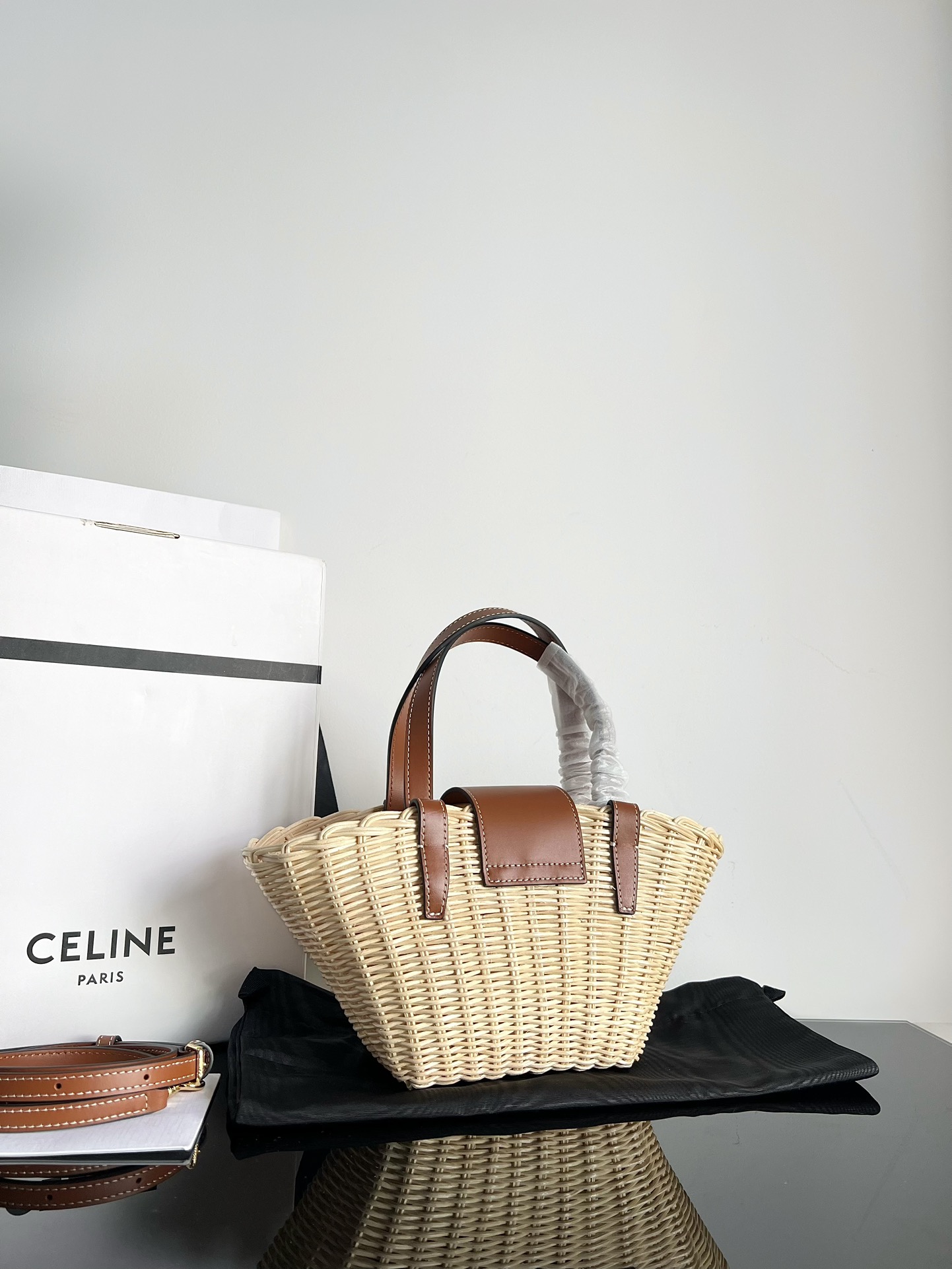Celine TEEN COUFFIN Arc de Triomphe plant material rattan woven basket [purely handwovenoriginal leatherspecial grade all-steel hardware] can be