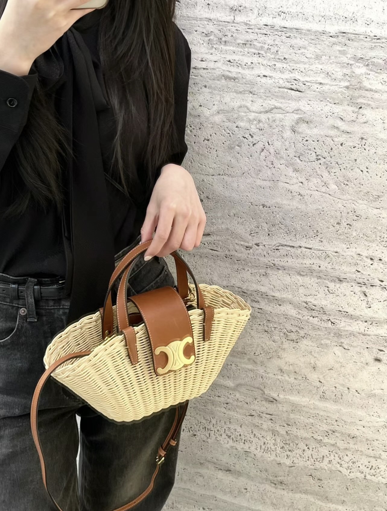 Celine Natural wicker weaving, casual and natural fashion sense, very dazzling with Arc de Triomphe hardware, super exquisite