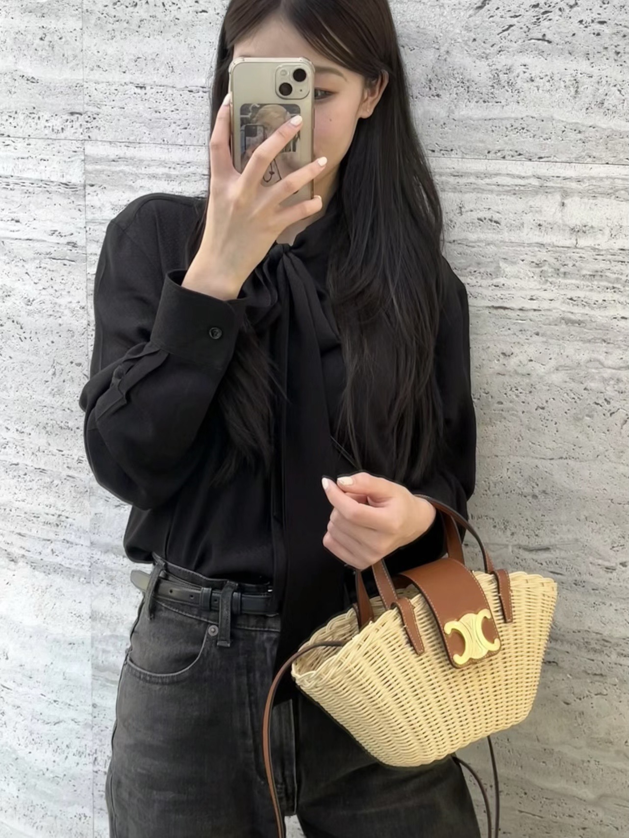 Celine Natural wicker weaving, casual and natural fashion sense, very dazzling with Arc de Triomphe hardware, super exquisite