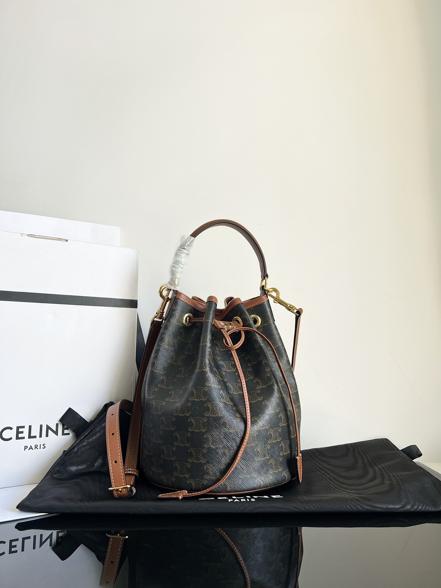 Detailed picture 25 new products debut Celine [original leather, all steel hardware] new drawstring portable bucket presbyopic CLARA logo printed
