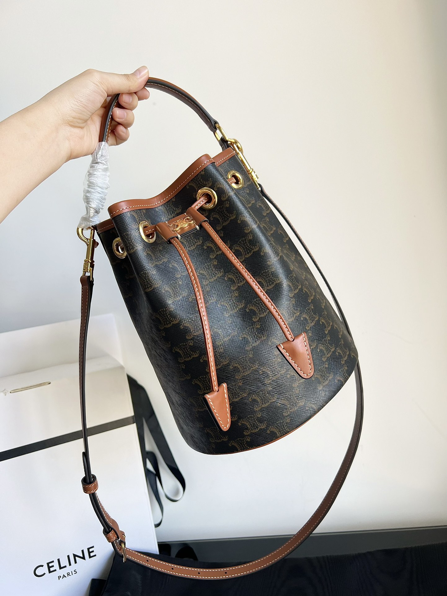 Detailed picture 25 new products debut Celine [original leather, all steel hardware] new drawstring portable bucket presbyopic CLARA logo printed