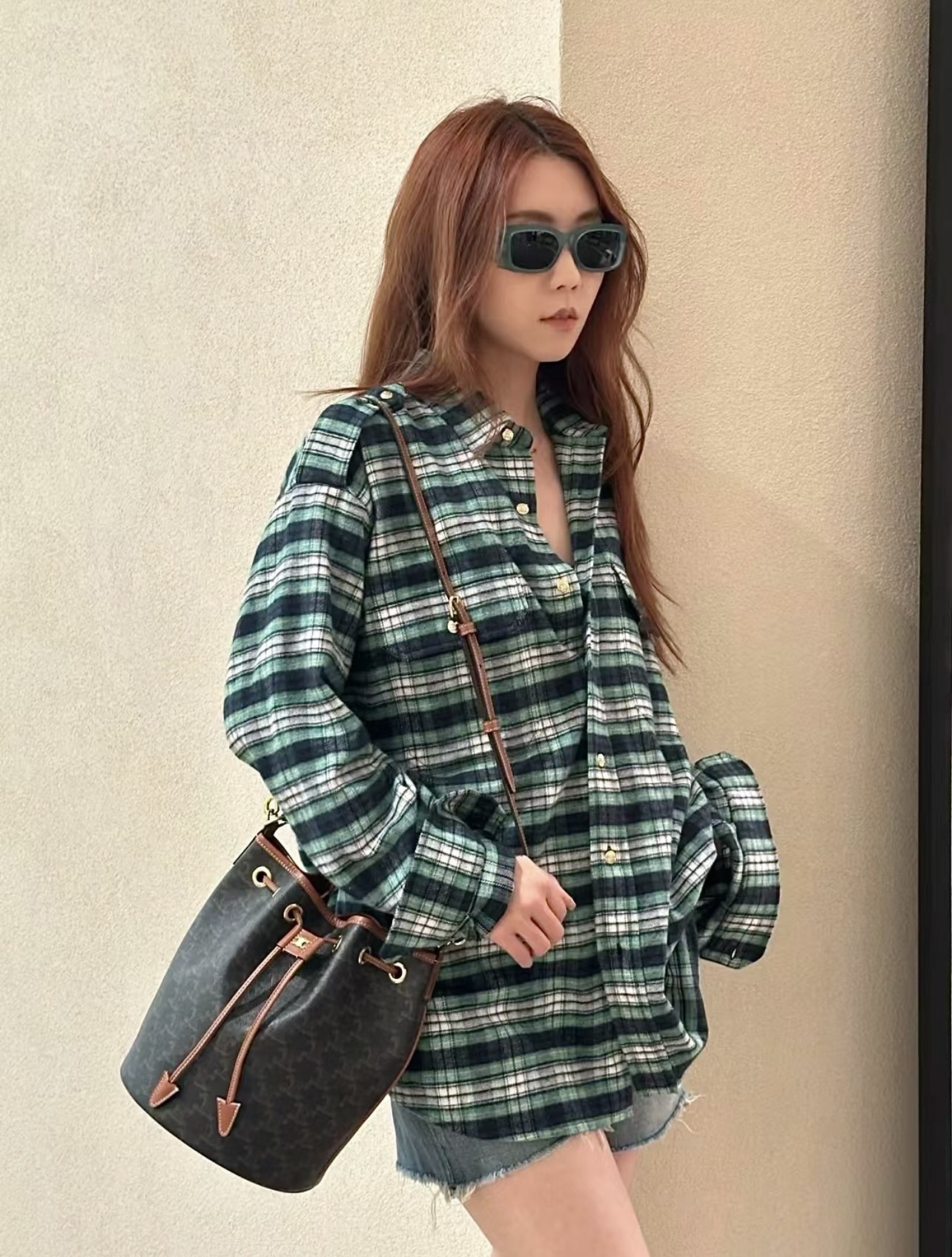 Celine's new niche retro-style bucket has a large capacity, is light in weight, and is wear-resistant and durable.