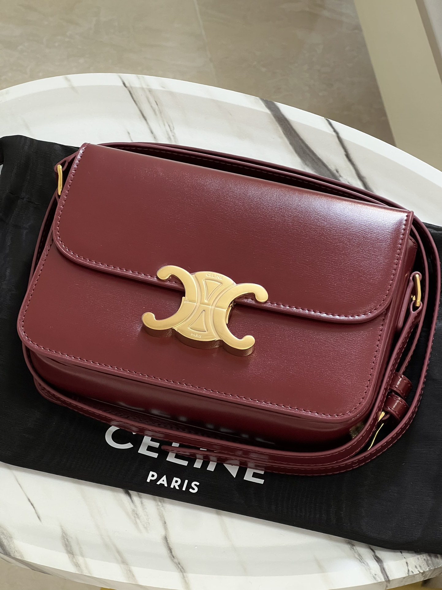 Celine TRIOMPHE Teen Arc de Triomphe. Small size: 18.5 X 14 X 6cm. . Original leather, all-steel hardware, TRIOMPHE outer cowhide, sheepskin lini