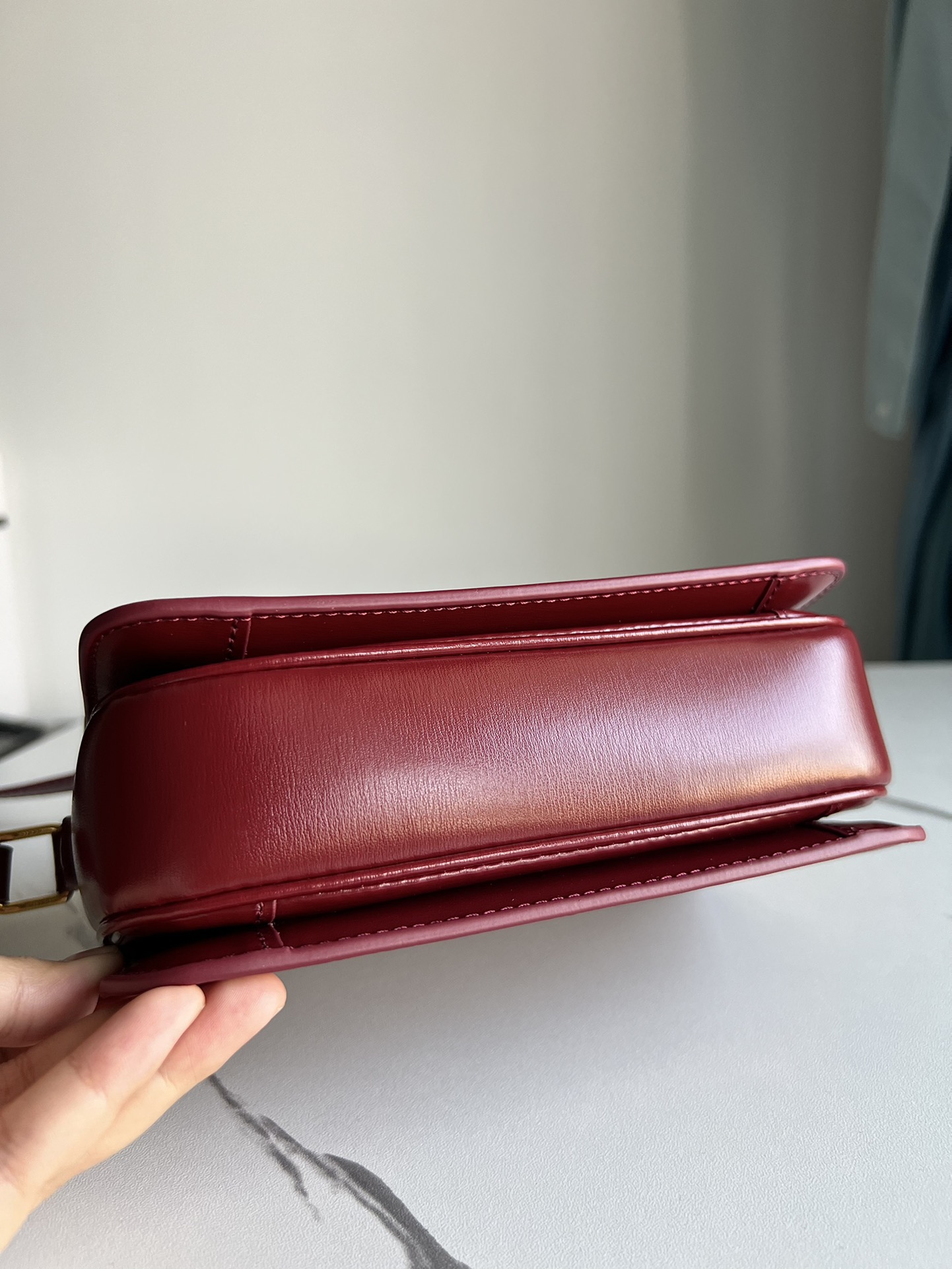 Celine TRIOMPHE Teen Arc de Triomphe. Small size: 18.5 X 14 X 6cm. . Original leather, all-steel hardware, TRIOMPHE outer cowhide, sheepskin lini