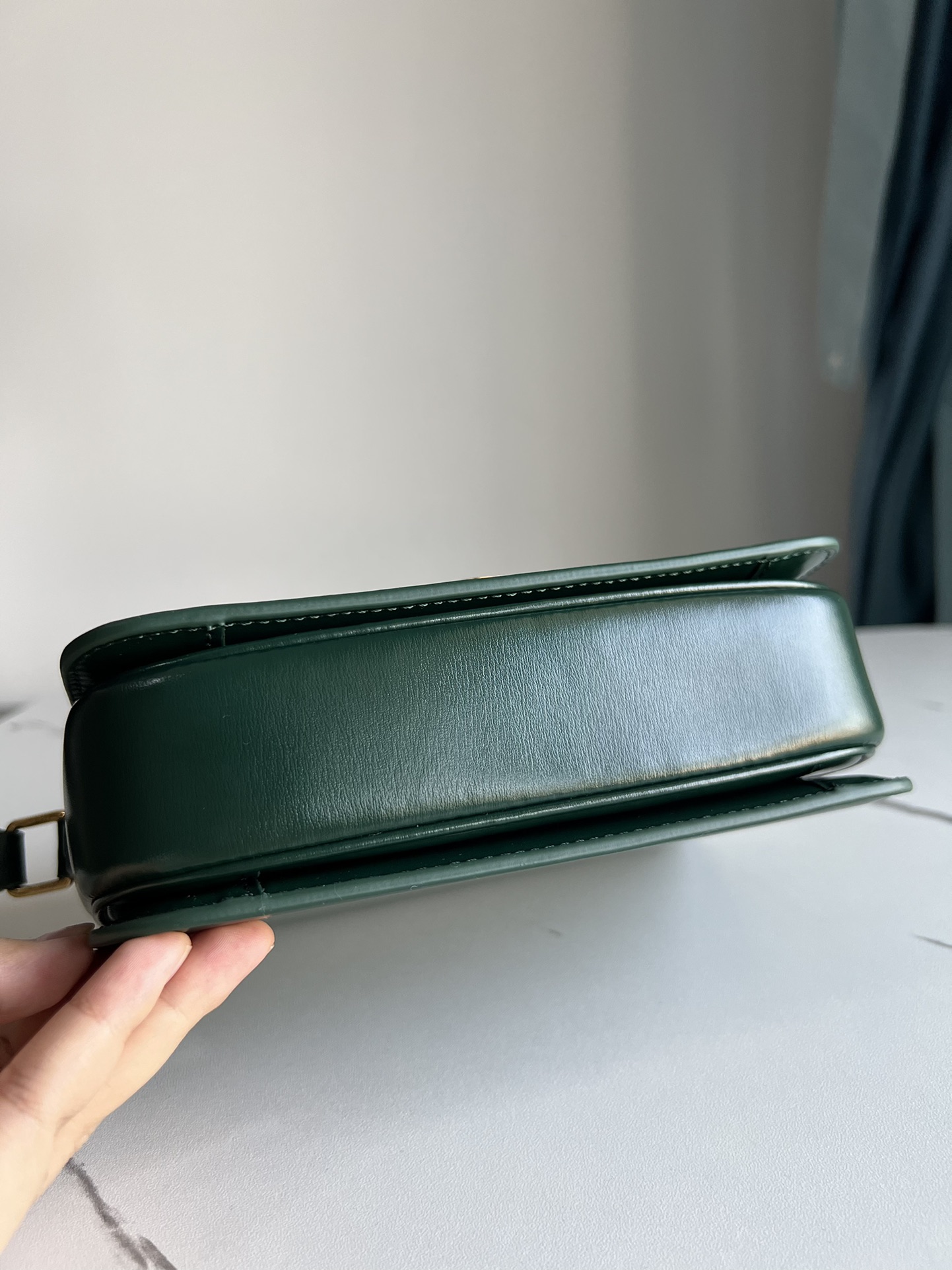 Celine TRIOMPHE Teen Arc de Triomphe. Small size: 18.5 X 14 X 6cm. . Original leather, all-steel hardware, TRIOMPHE outer cowhide, sheepskin lini