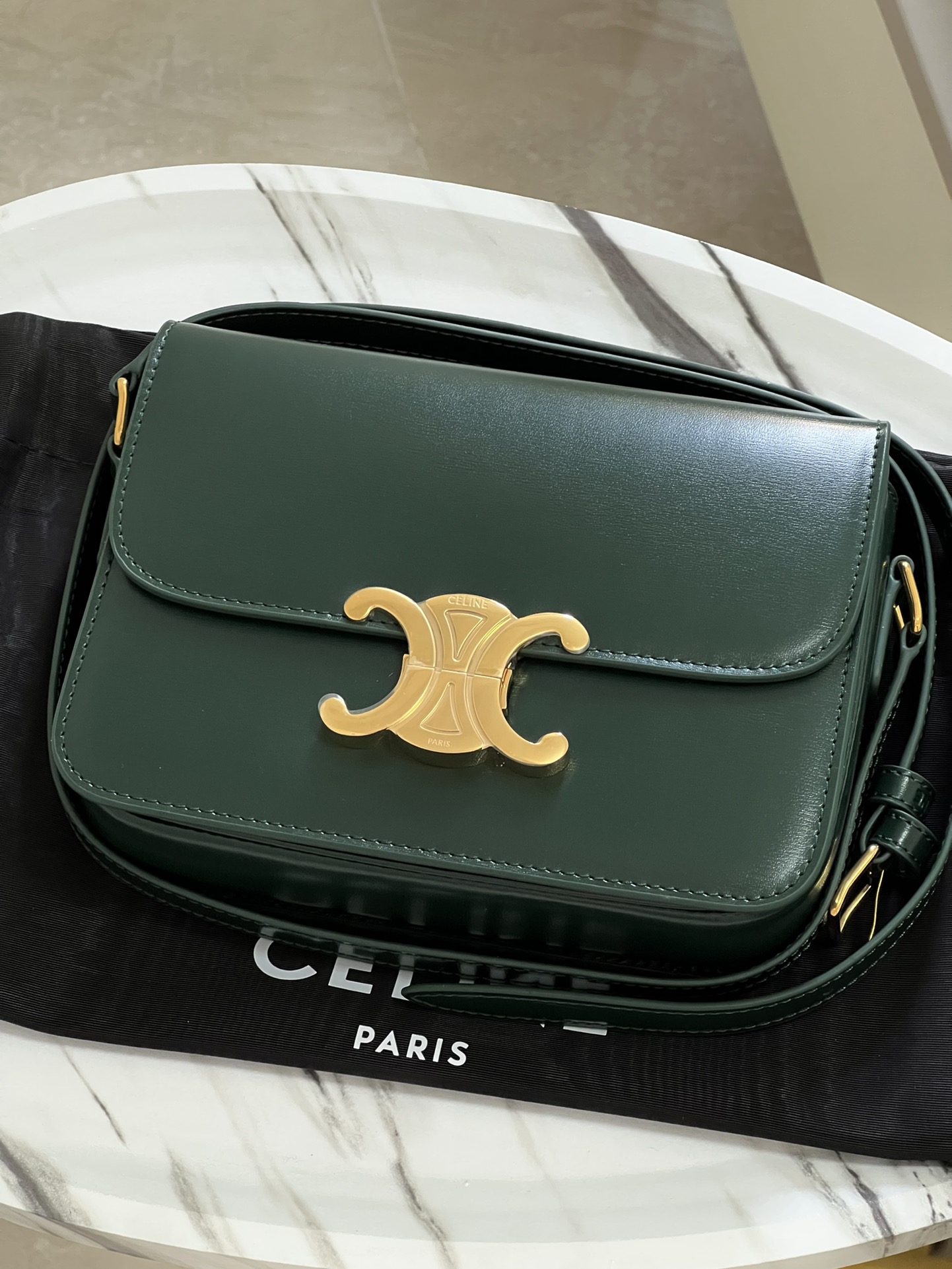 Celine TRIOMPHE Teen Arc de Triomphe. Small size: 18.5 X 14 X 6cm. . Original leather, all-steel hardware, TRIOMPHE outer cowhide, sheepskin lini