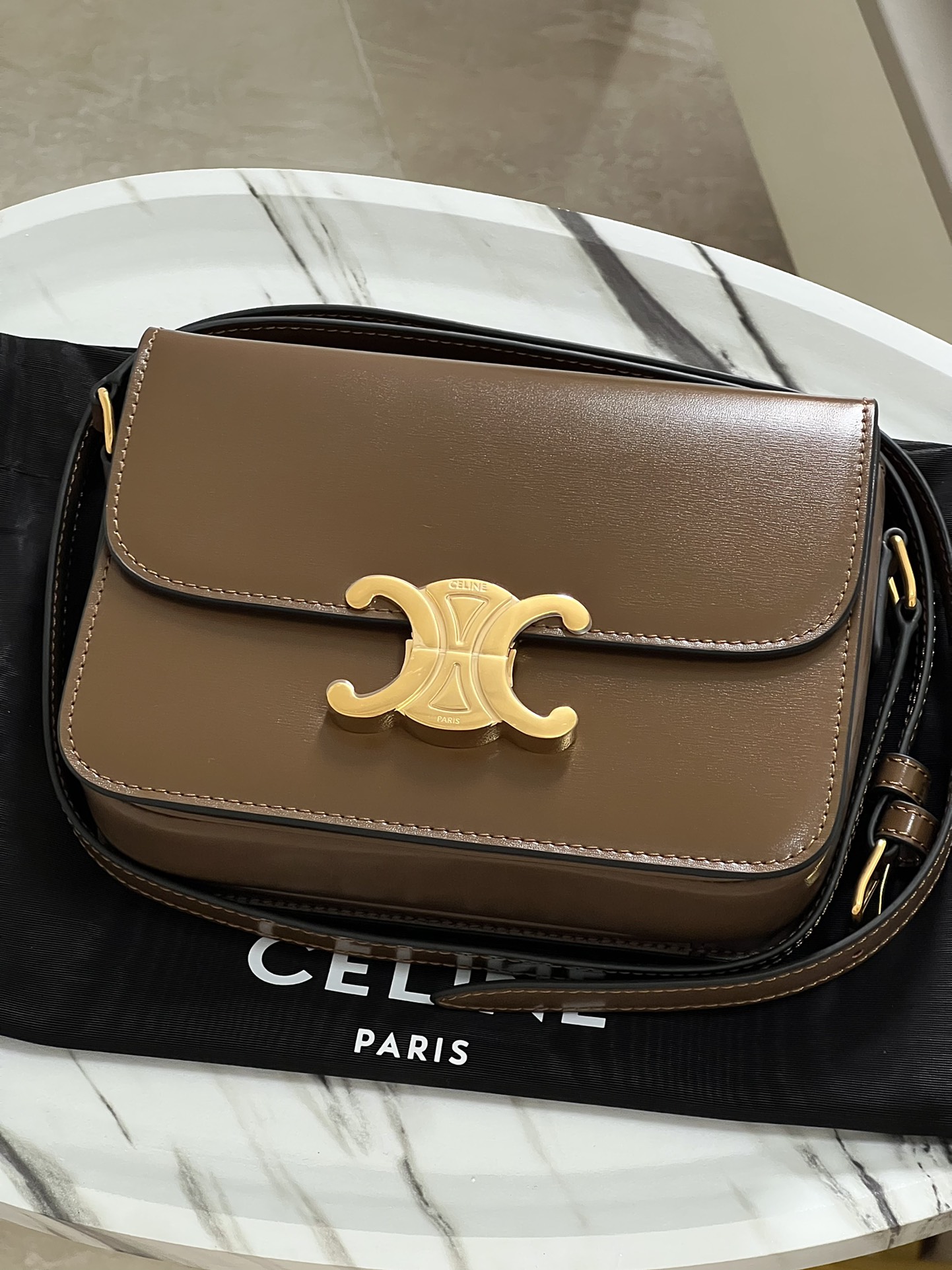 Celine TRIOMPHE Teen Arc de Triomphe. Small size: 18.5 X 14 X 6cm. . Original leather, all-steel hardware, TRIOMPHE outer cowhide, sheepskin lini