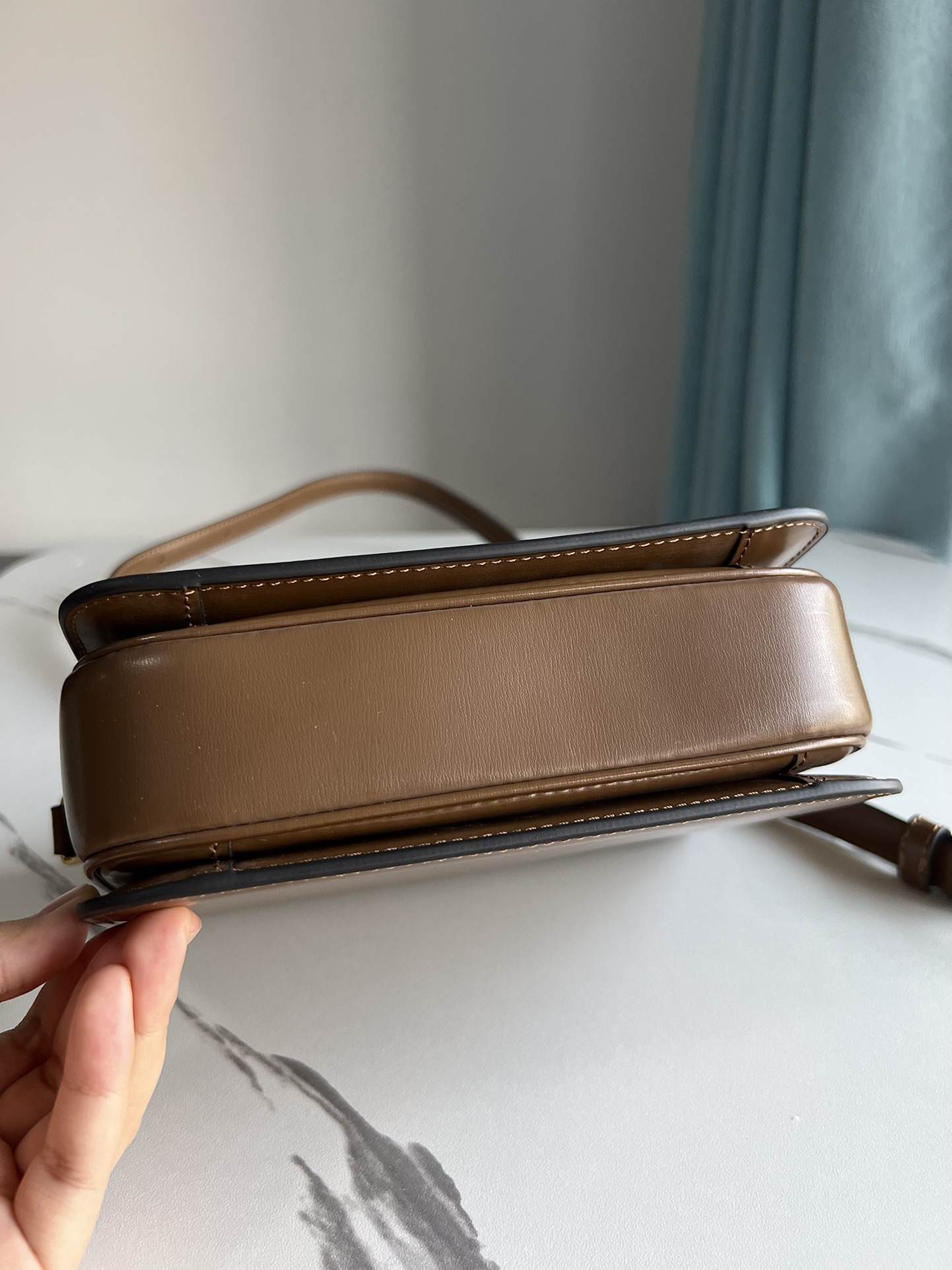 Celine TRIOMPHE Teen Arc de Triomphe. Small size: 18.5 X 14 X 6cm. . Original leather, all-steel hardware, TRIOMPHE outer cowhide, sheepskin lini