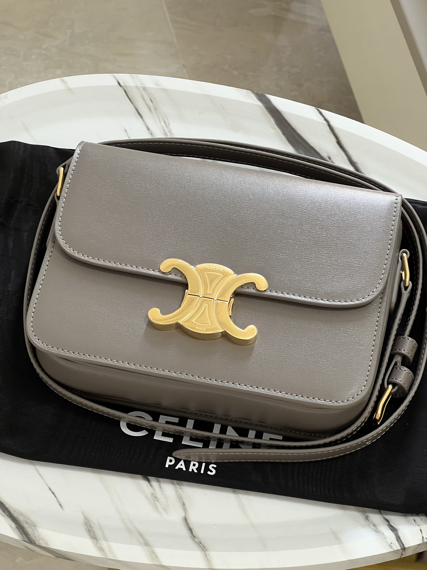 Celine TRIOMPHE Teen Arc de Triomphe. Small size: 18.5 X 14 X 6cm. . Original leather, all-steel hardware, TRIOMPHE outer cowhide, sheepskin lini