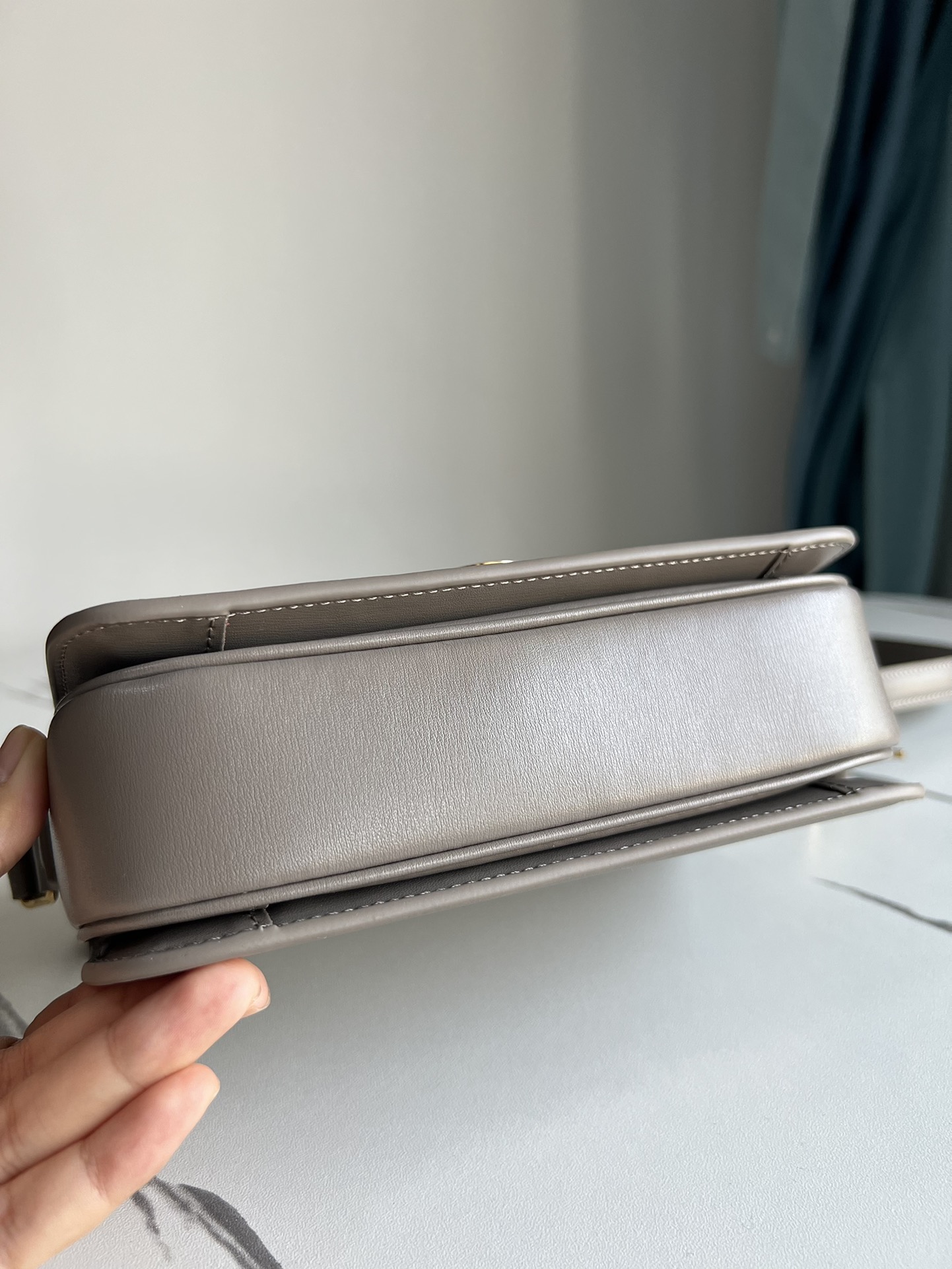Celine TRIOMPHE Teen Arc de Triomphe. Small size: 18.5 X 14 X 6cm. . Original leather, all-steel hardware, TRIOMPHE outer cowhide, sheepskin lini