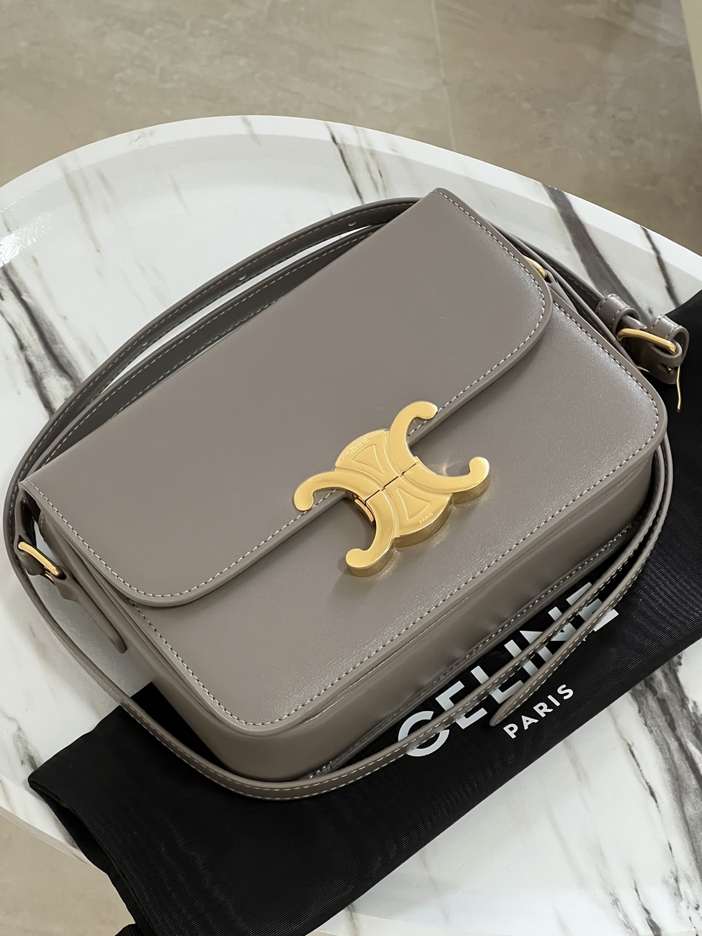 Celine Product _dQ4qfaloK0Rwb_wqjnme4BShdputuAr3Yam4CJw