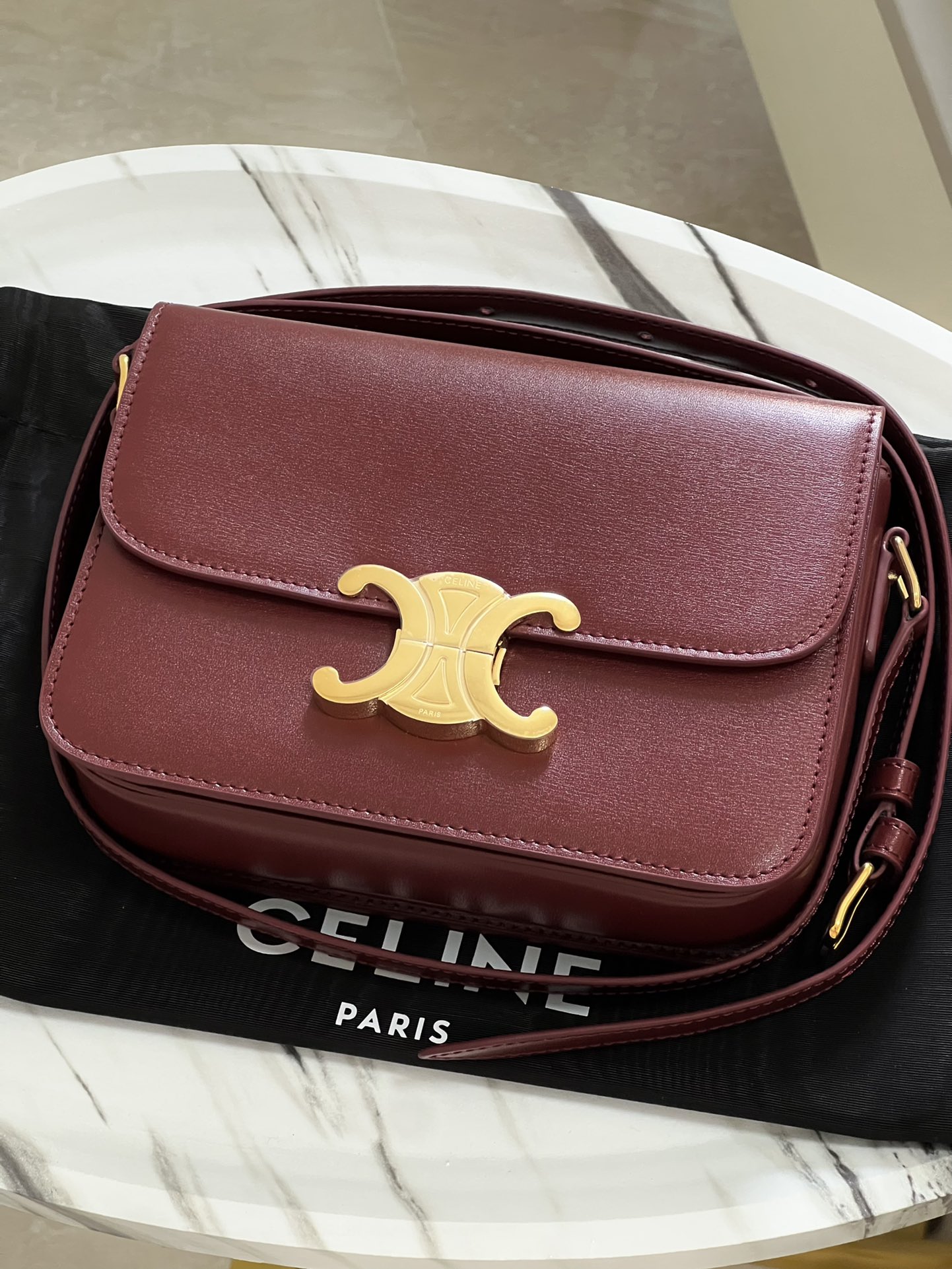 Celine TRIOMPHE Teen Arc de Triomphe. Small size: 18.5 X 14 X 6cm. . Original leather, all-steel hardware, TRIOMPHE outer cowhide, sheepskin lini
