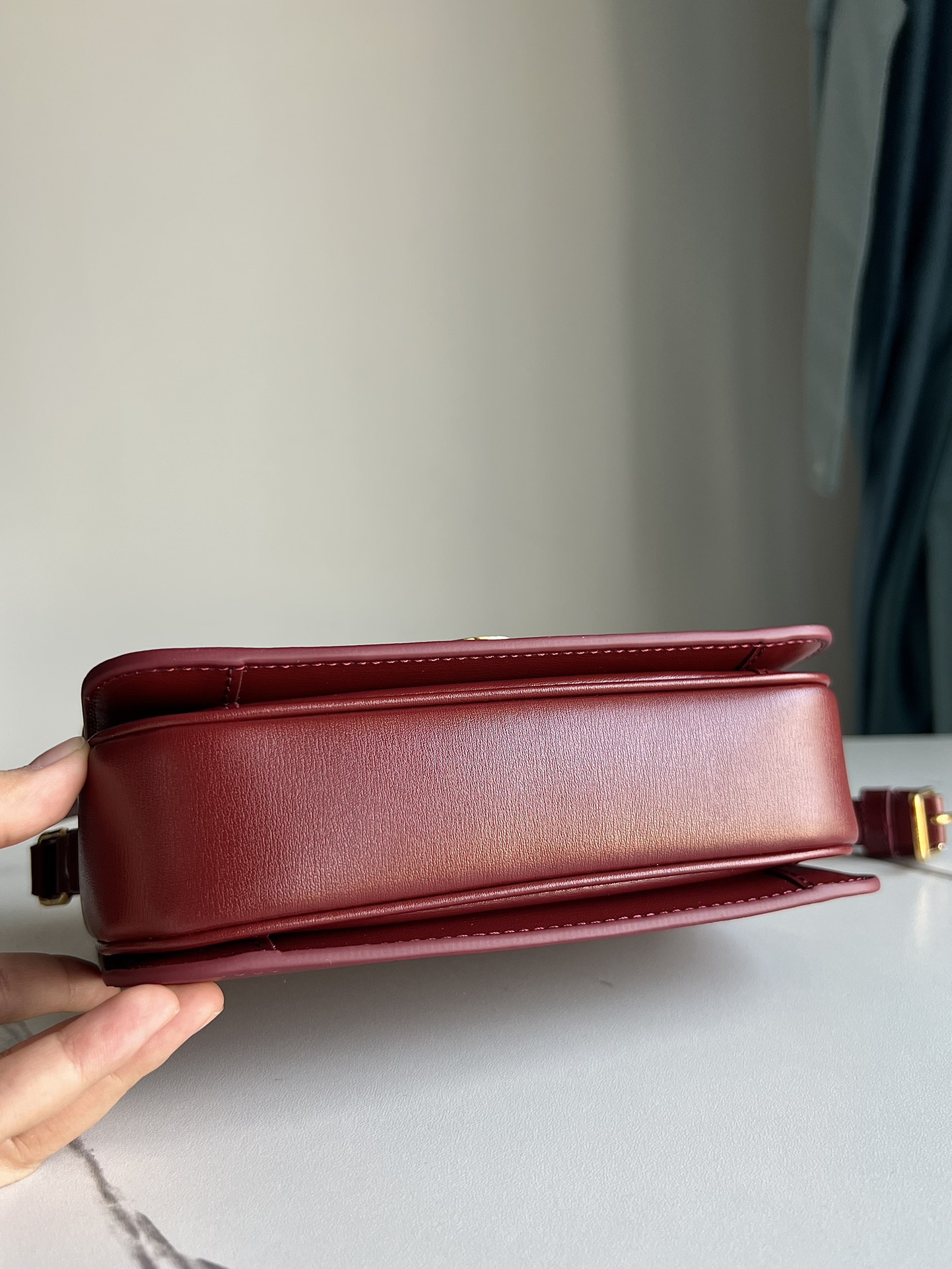 Celine TRIOMPHE Teen Arc de Triomphe. Small size: 18.5 X 14 X 6cm. . Original leather, all-steel hardware, TRIOMPHE outer cowhide, sheepskin lini