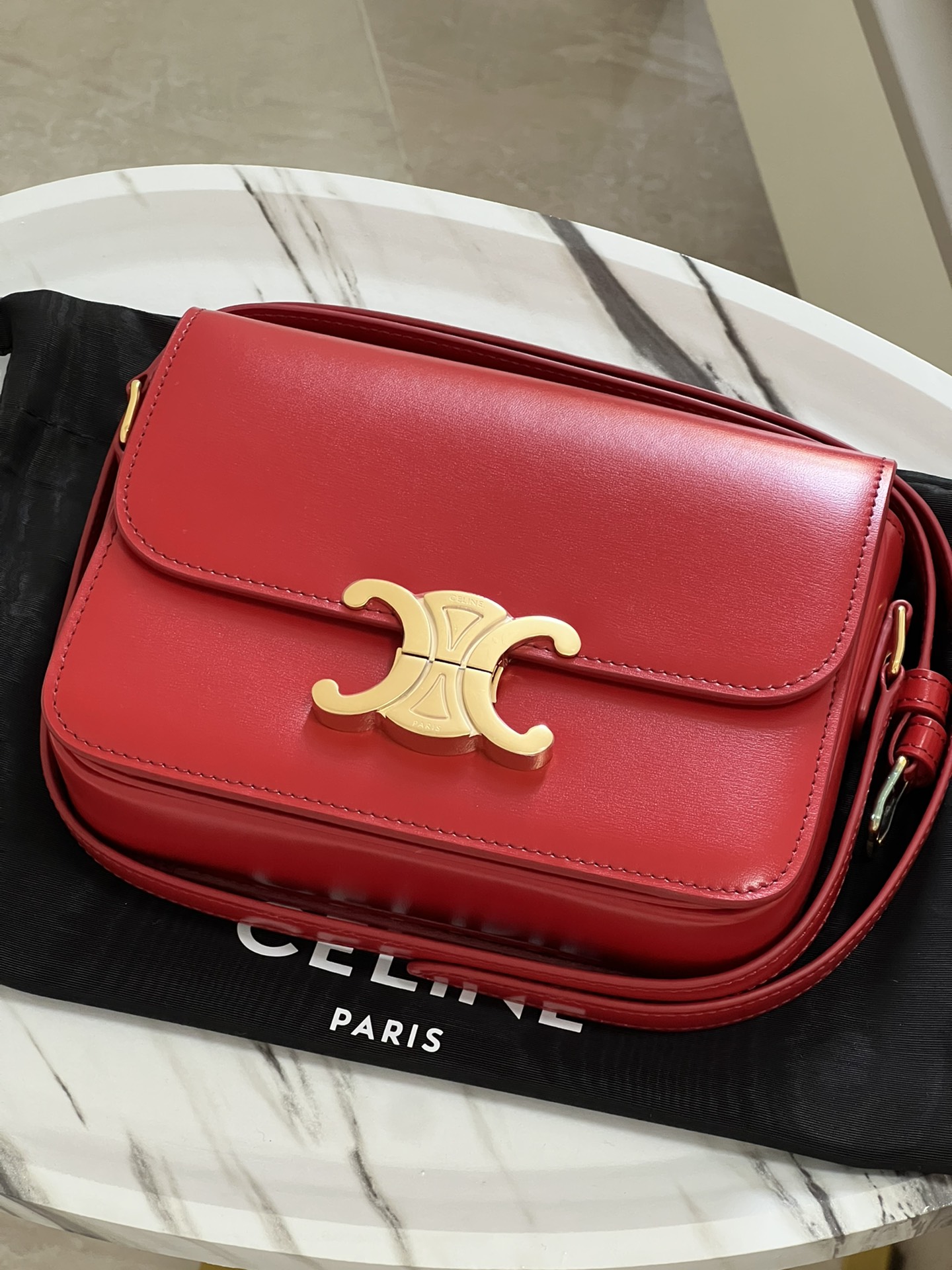 Celine TRIOMPHE Teen Arc de Triomphe. Small size: 18.5 X 14 X 6cm. . Original leather, all-steel hardware, TRIOMPHE outer cowhide, sheepskin lini