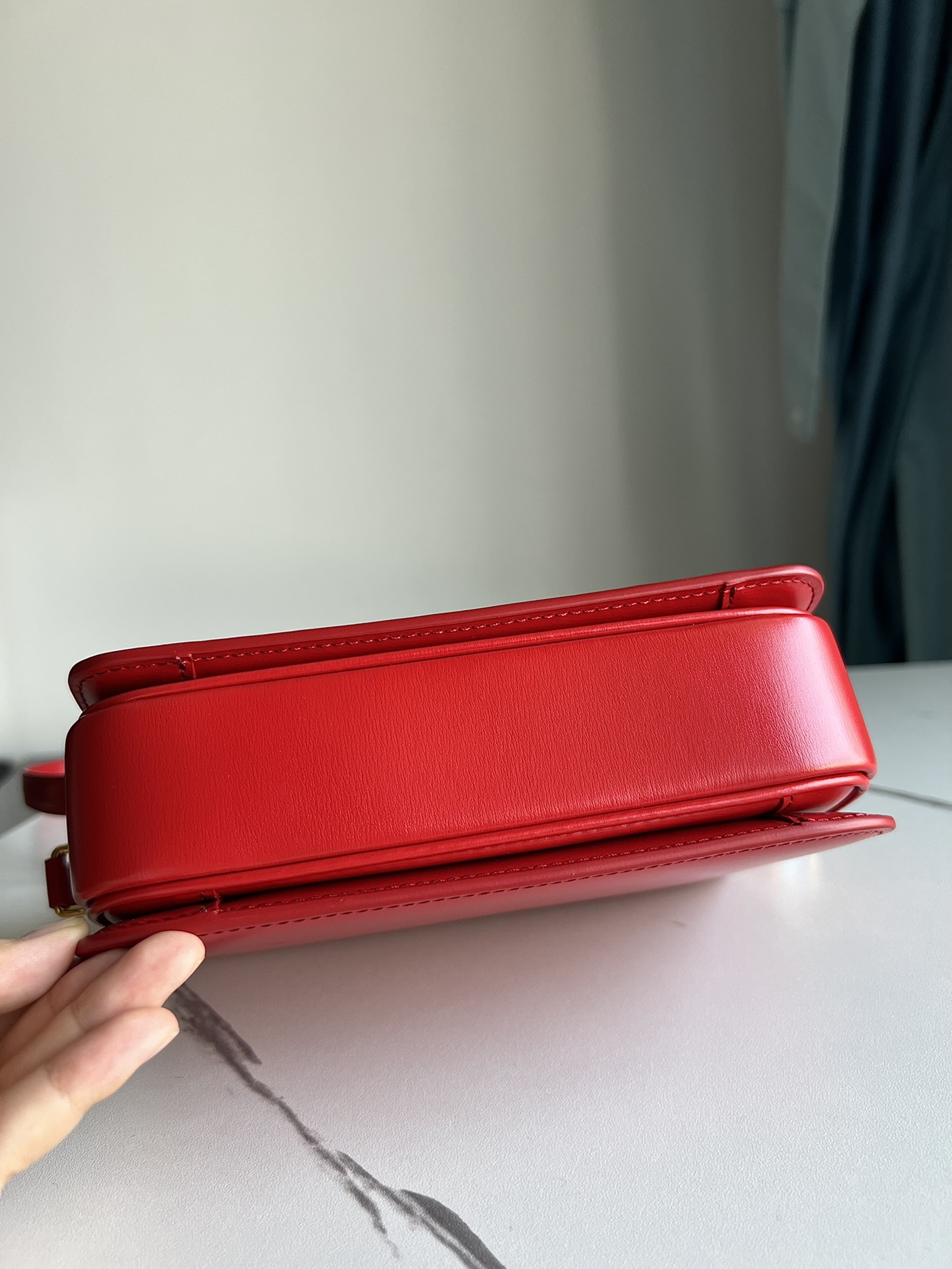 Celine TRIOMPHE Teen Arc de Triomphe. Small size: 18.5 X 14 X 6cm. . Original leather, all-steel hardware, TRIOMPHE outer cowhide, sheepskin lini