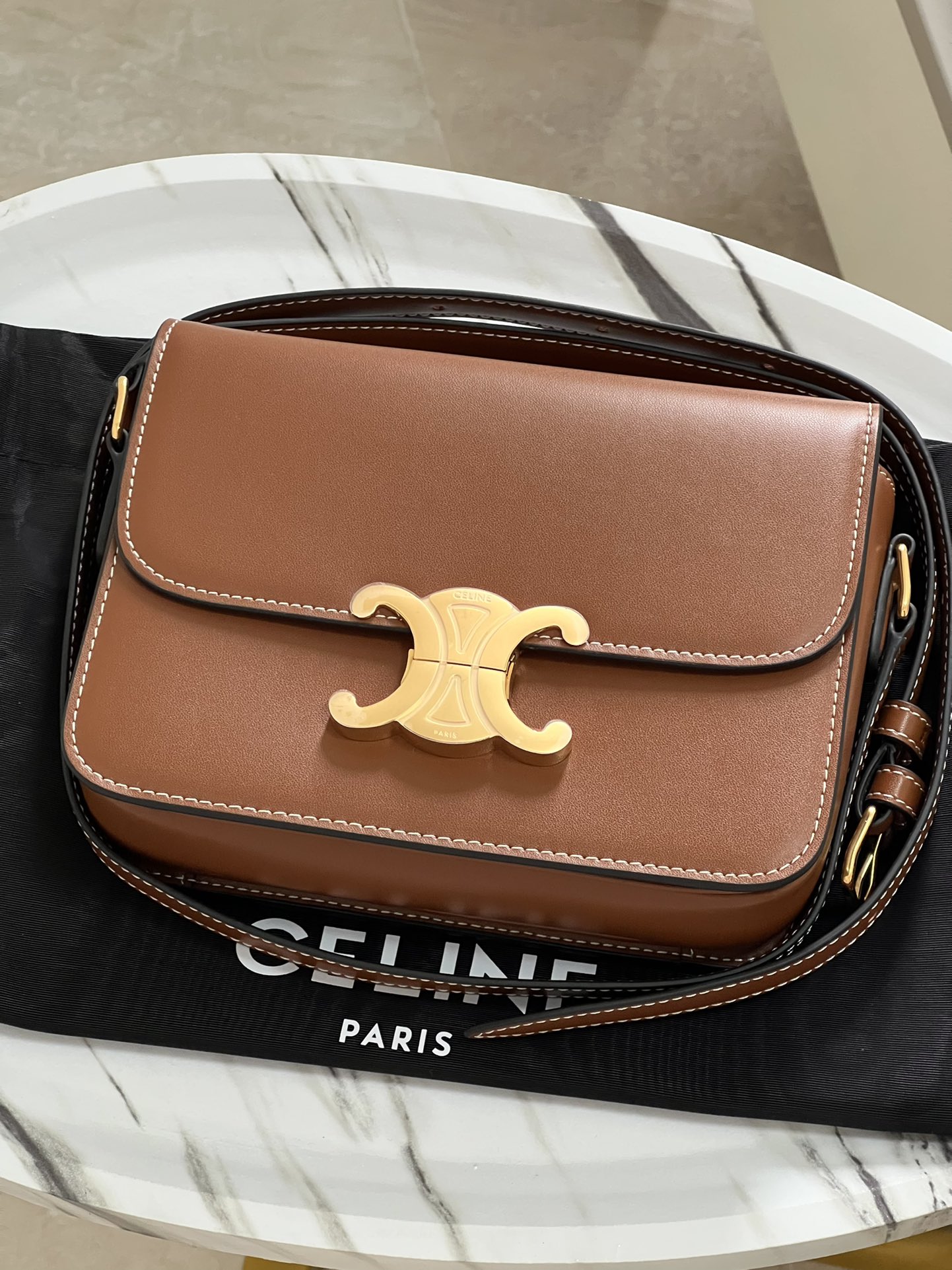 Celine TRIOMPHE Teen Arc de Triomphe. Small size: 18.5 X 14 X 6cm. . Original leather, all-steel hardware, TRIOMPHE outer cowhide, sheepskin lini