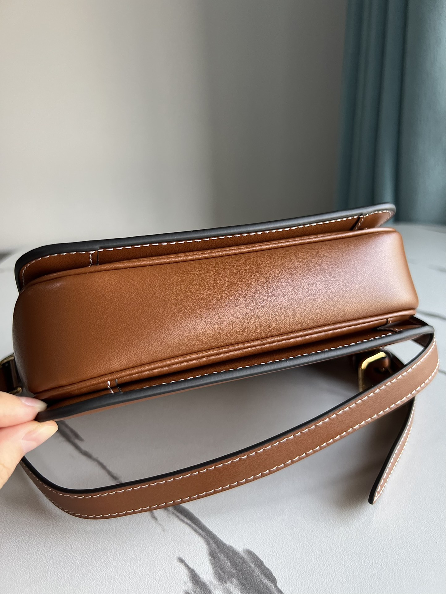 Celine TRIOMPHE Teen Arc de Triomphe. Small size: 18.5 X 14 X 6cm. . Original leather, all-steel hardware, TRIOMPHE outer cowhide, sheepskin lini
