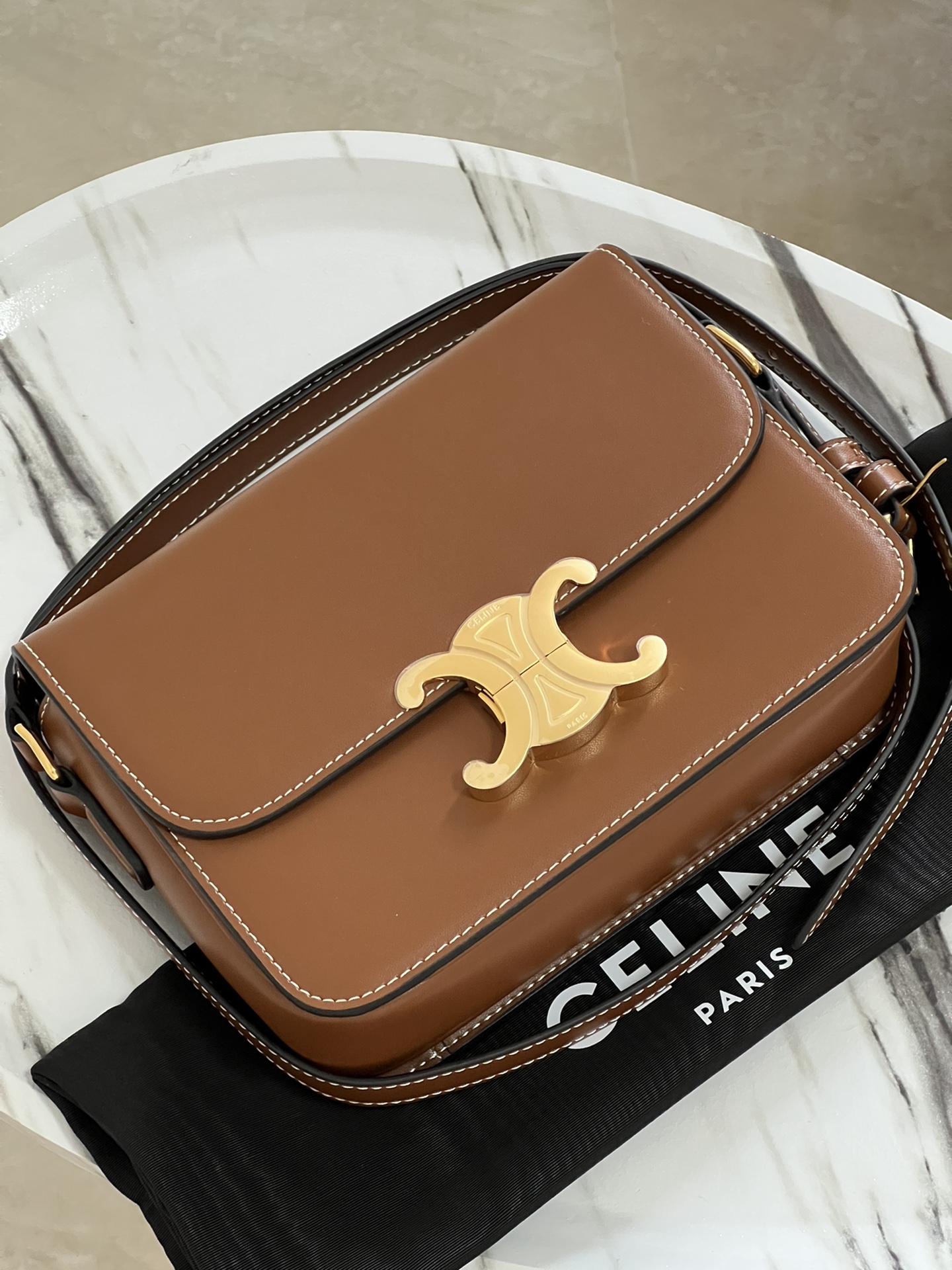 Celine Product _dlbqf6F0JW1G0i0I9wNoQ2-FqeX4lIEbbbTFUkQ