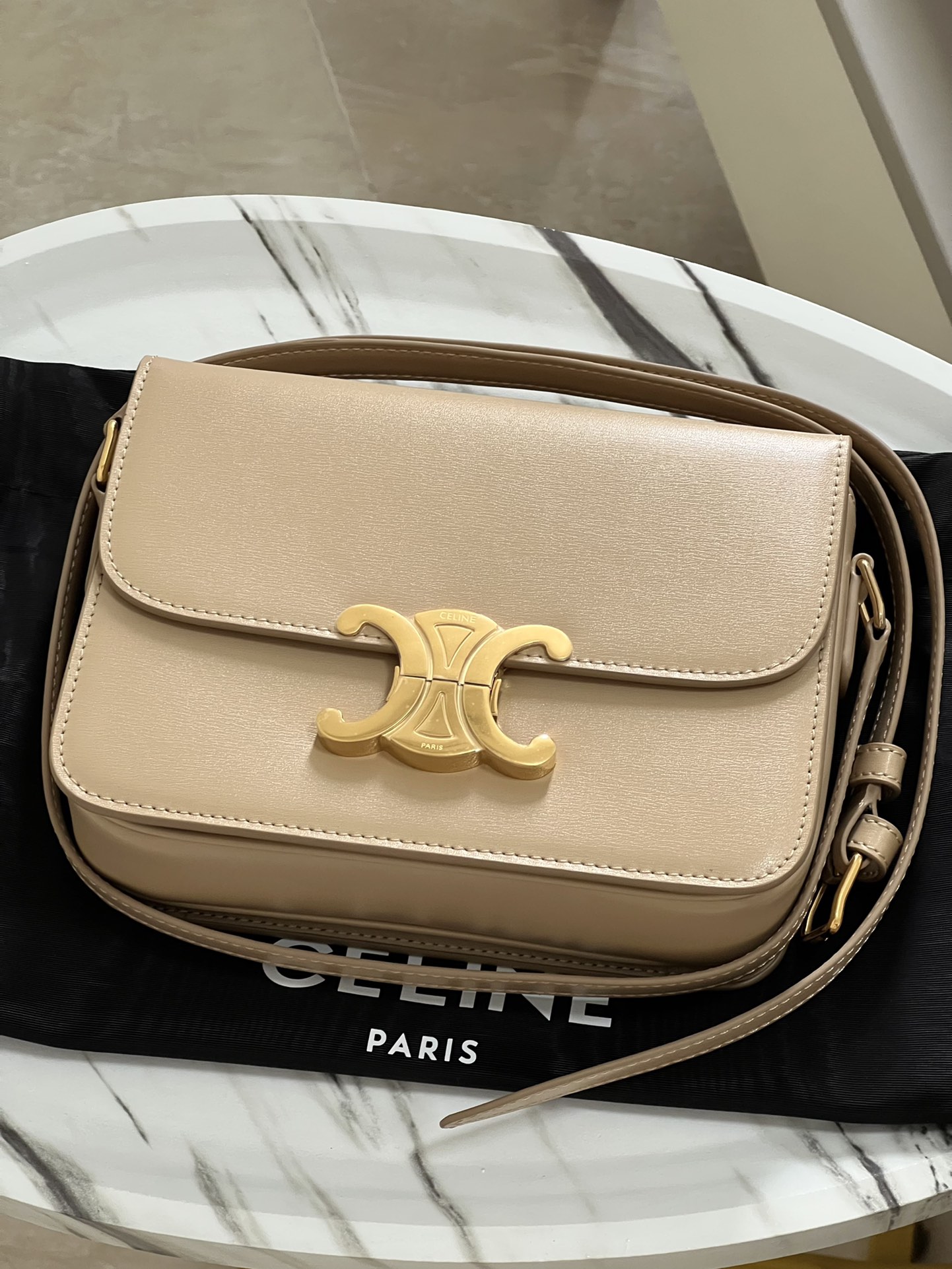 Celine TRIOMPHE Teen Arc de Triomphe. Small size: 18.5 X 14 X 6cm. . Original leather, all-steel hardware, TRIOMPHE outer cowhide, sheepskin lini