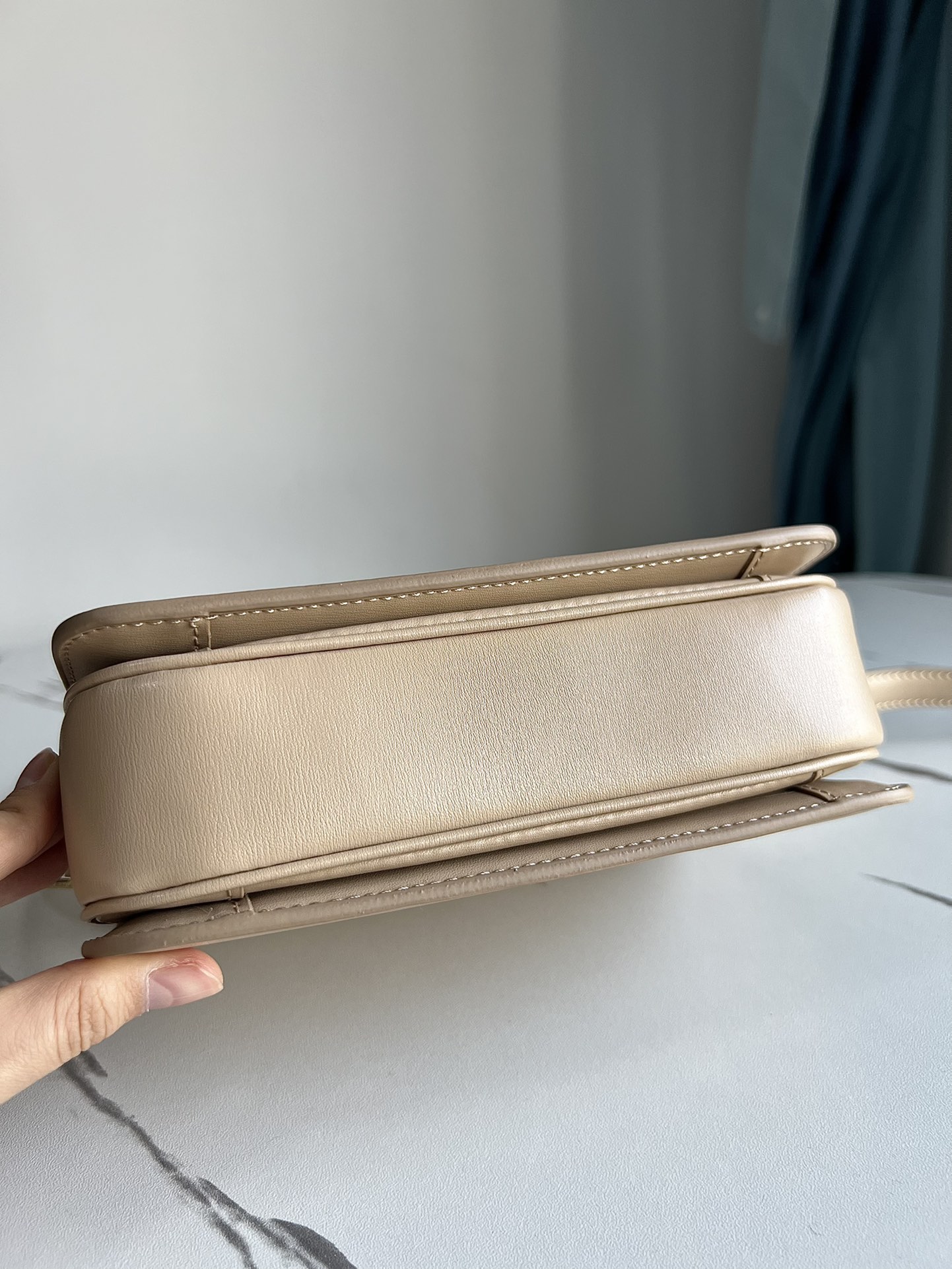Celine TRIOMPHE Teen Arc de Triomphe. Small size: 18.5 X 14 X 6cm. . Original leather, all-steel hardware, TRIOMPHE outer cowhide, sheepskin lini