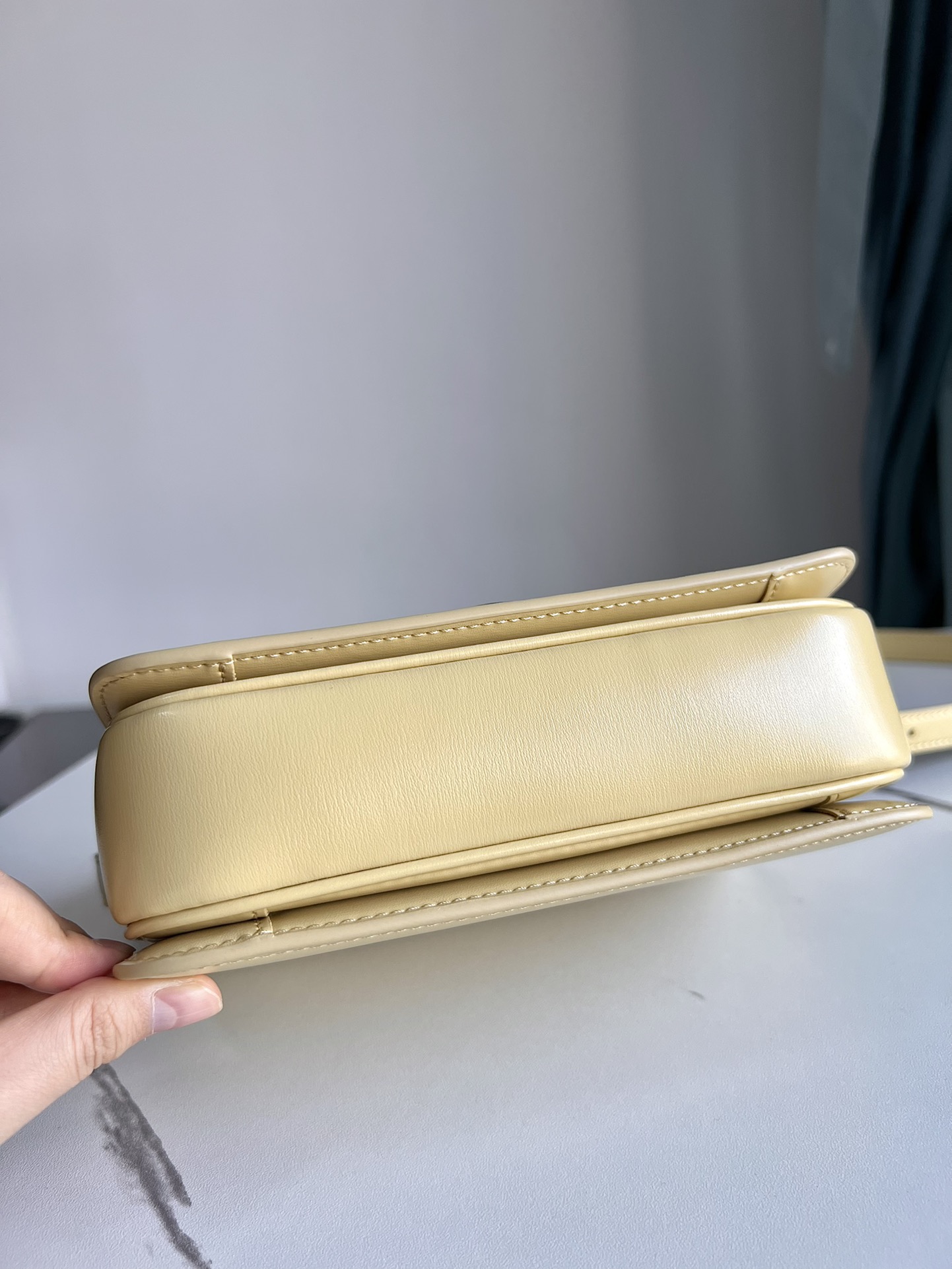Celine TRIOMPHE Teen Arc de Triomphe. Small size: 18.5 X 14 X 6cm. . Original leather, all-steel hardware, TRIOMPHE outer cowhide, sheepskin lini