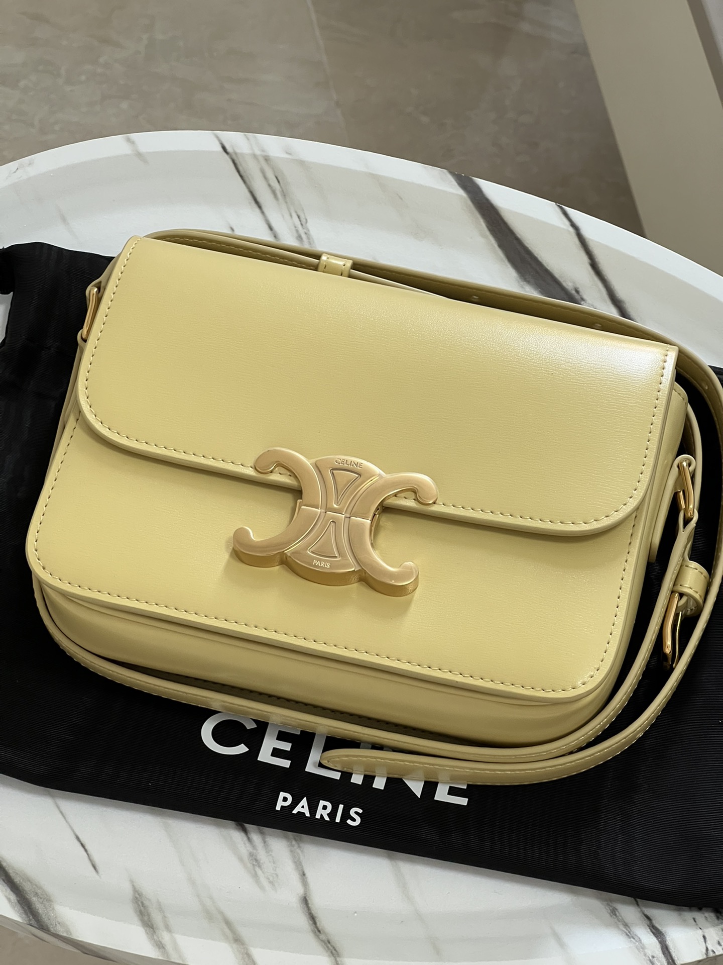 Celine TRIOMPHE Teen Arc de Triomphe. Small size: 18.5 X 14 X 6cm. . Original leather, all-steel hardware, TRIOMPHE outer cowhide, sheepskin lini