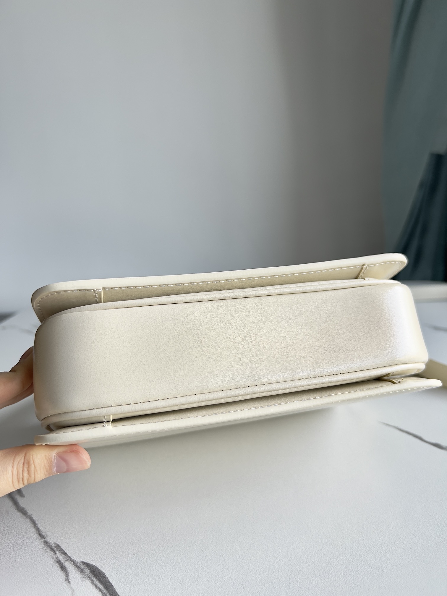 Celine TRIOMPHE Teen Arc de Triomphe. Small size: 18.5 X 14 X 6cm. . Original leather, all-steel hardware, TRIOMPHE outer cowhide, sheepskin lini