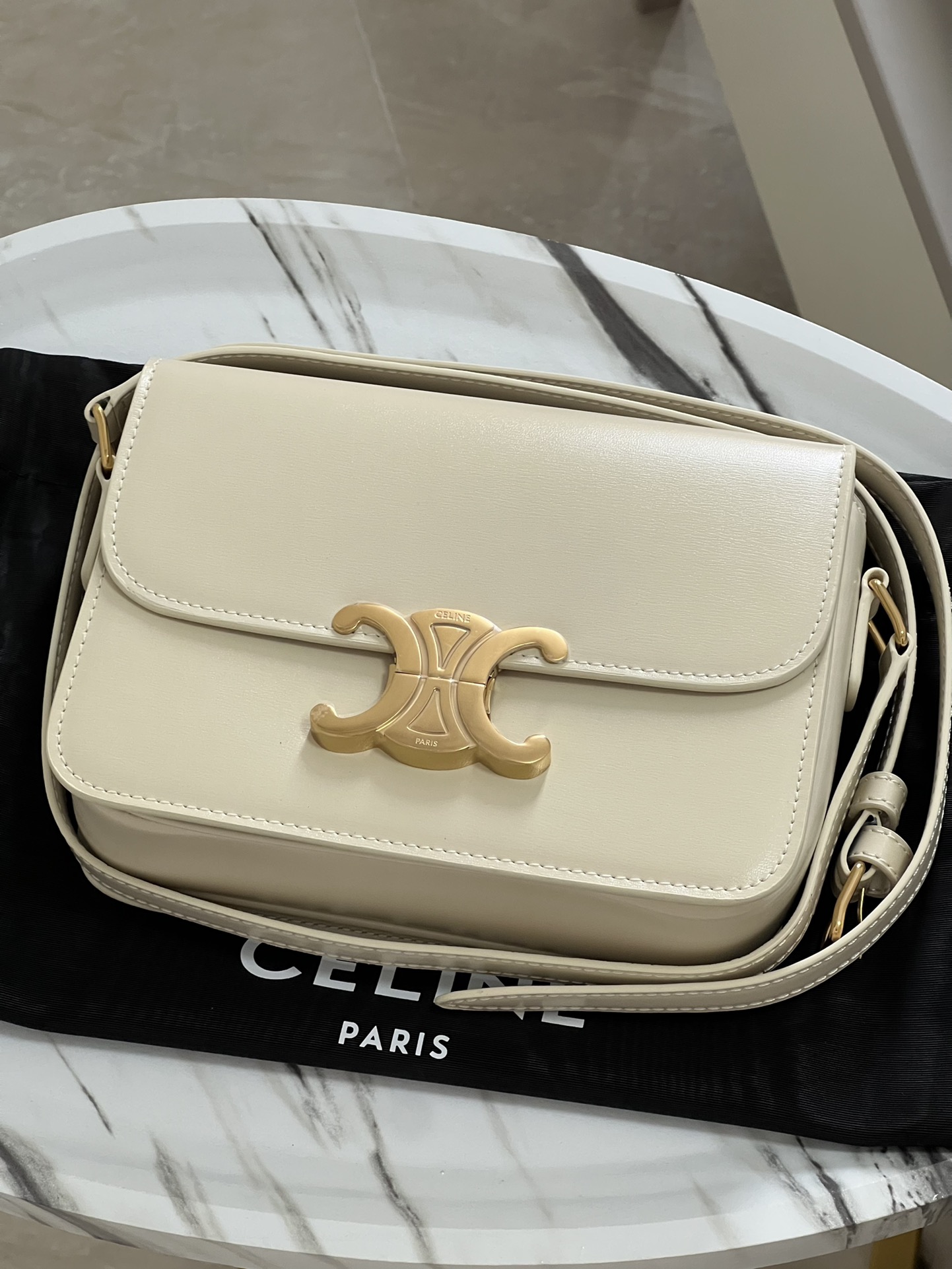 Celine TRIOMPHE Teen Arc de Triomphe. Small size: 18.5 X 14 X 6cm. . Original leather, all-steel hardware, TRIOMPHE outer cowhide, sheepskin lini