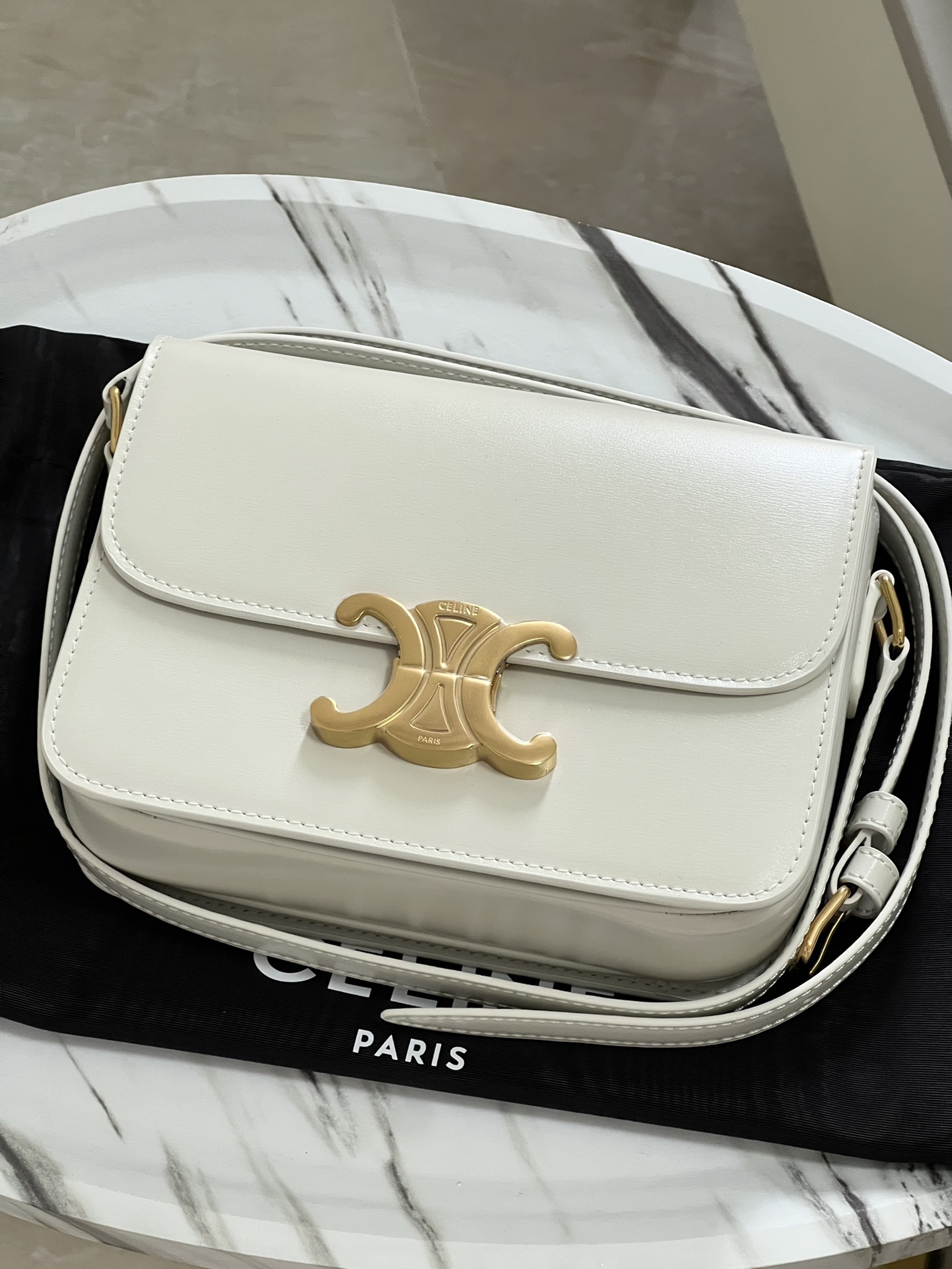 Celine TRIOMPHE Teen Arc de Triomphe. Small size: 18.5 X 14 X 6cm. . Original leather, all-steel hardware, TRIOMPHE outer cowhide, sheepskin lini