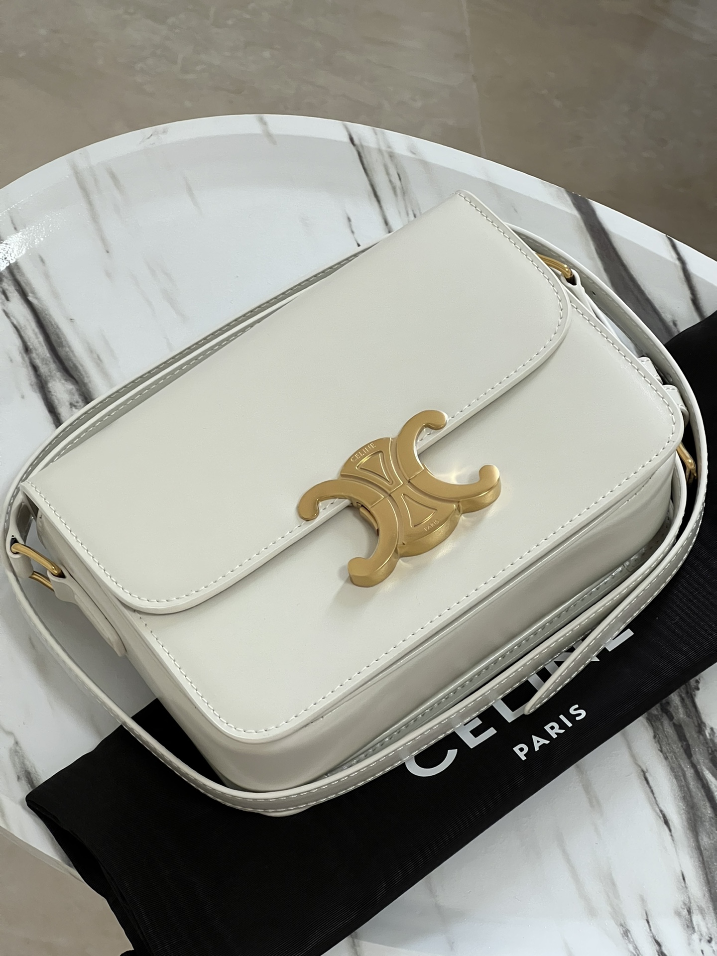 Celine Product _dvwqfBvMkoUsJWnpBVikAi9g4iVnoXIZ_XtvCyQ