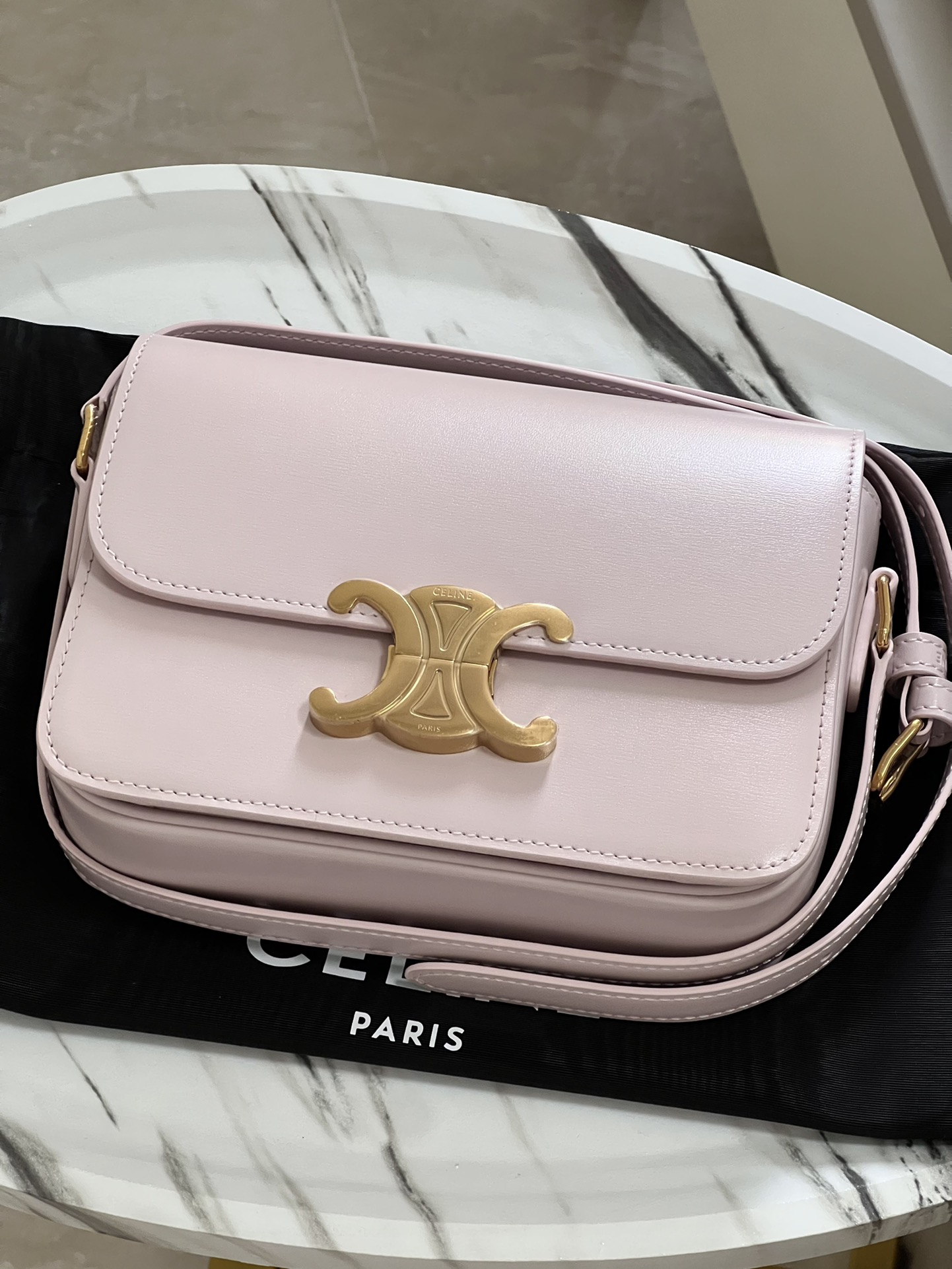 Celine TRIOMPHE Teen Arc de Triomphe. Small size: 18.5 X 14 X 6cm. . Original leather, all-steel hardware, TRIOMPHE outer cowhide, sheepskin lini