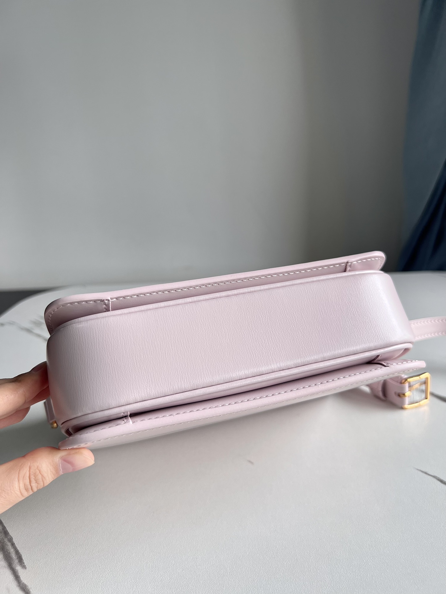 Celine TRIOMPHE Teen Arc de Triomphe. Small size: 18.5 X 14 X 6cm. . Original leather, all-steel hardware, TRIOMPHE outer cowhide, sheepskin lini