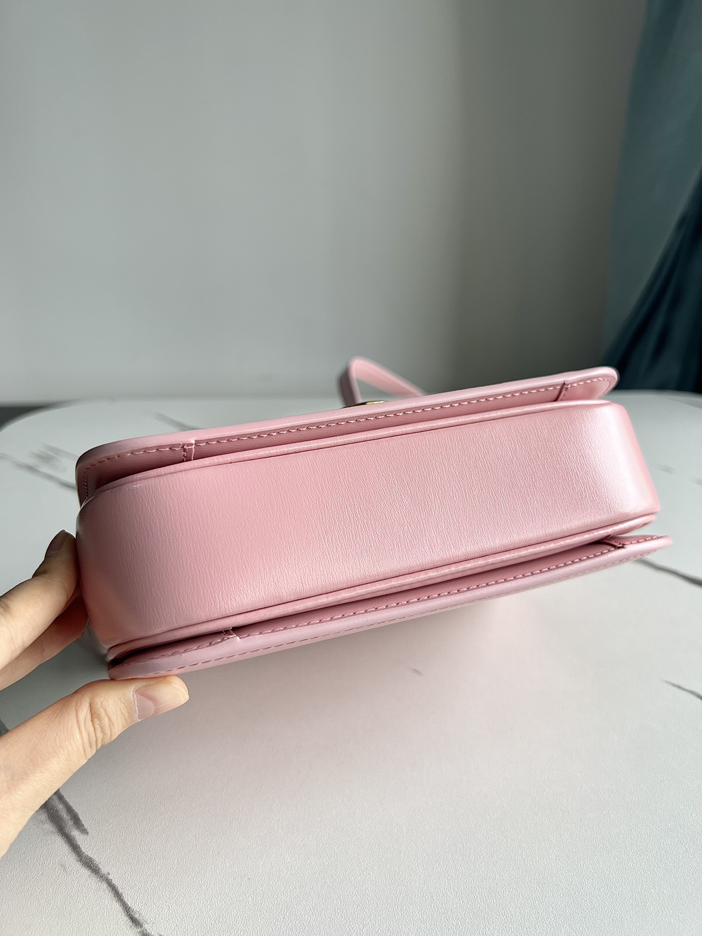 Celine TRIOMPHE Teen Arc de Triomphe. Small size: 18.5 X 14 X 6cm. . Original leather, all-steel hardware, TRIOMPHE outer cowhide, sheepskin lini