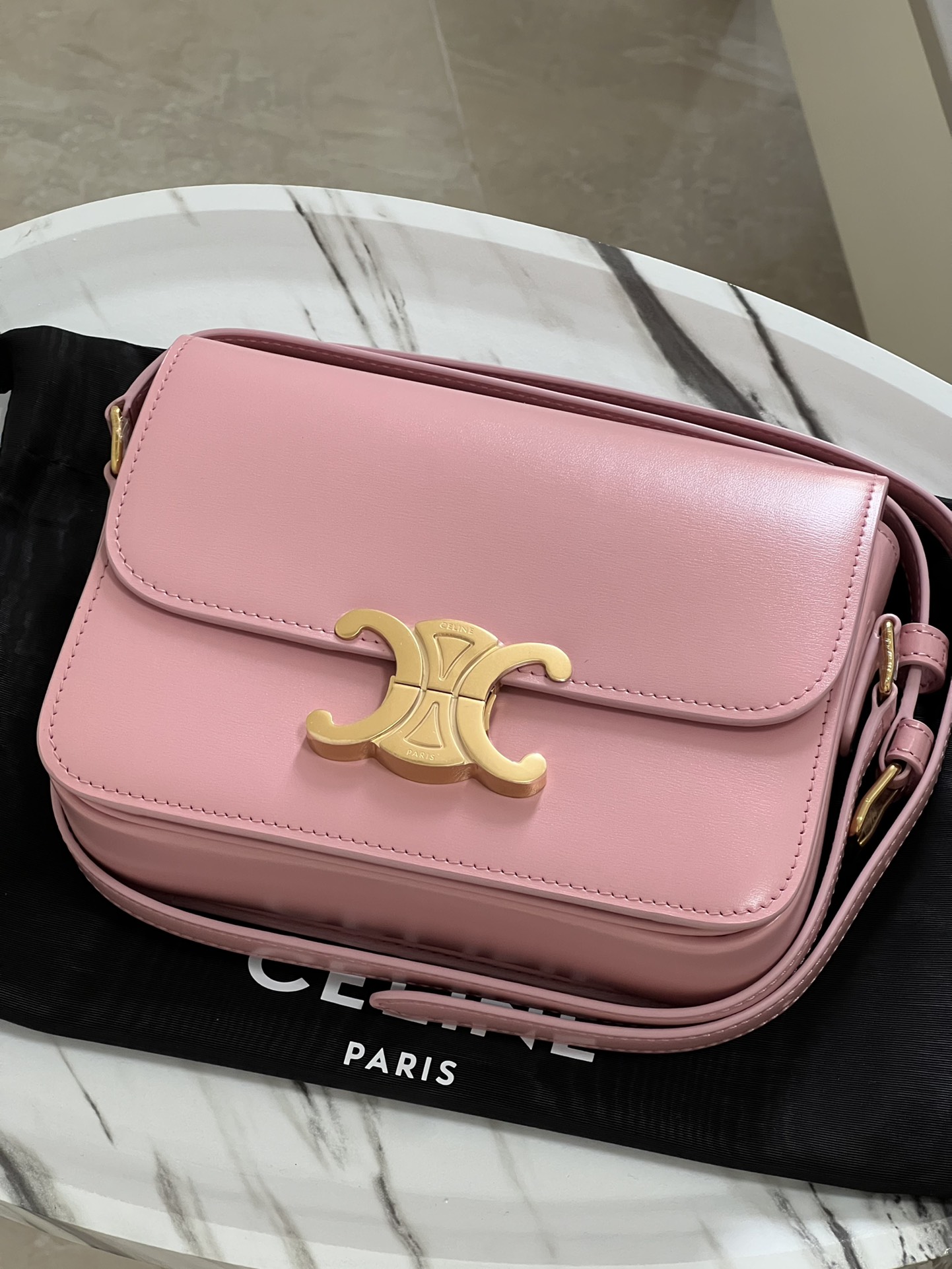 Celine TRIOMPHE Teen Arc de Triomphe. Small size: 18.5 X 14 X 6cm. . Original leather, all-steel hardware, TRIOMPHE outer cowhide, sheepskin lini