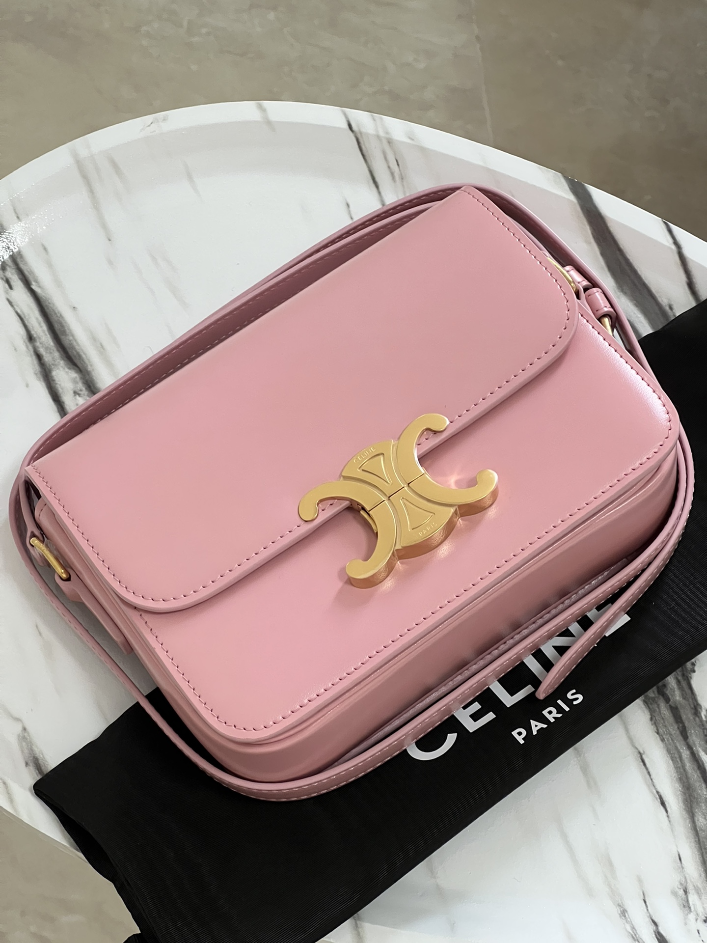 Celine Product _dA0qfLpZZENT24c1G20lxYGZqjdtcjOxINzezjg