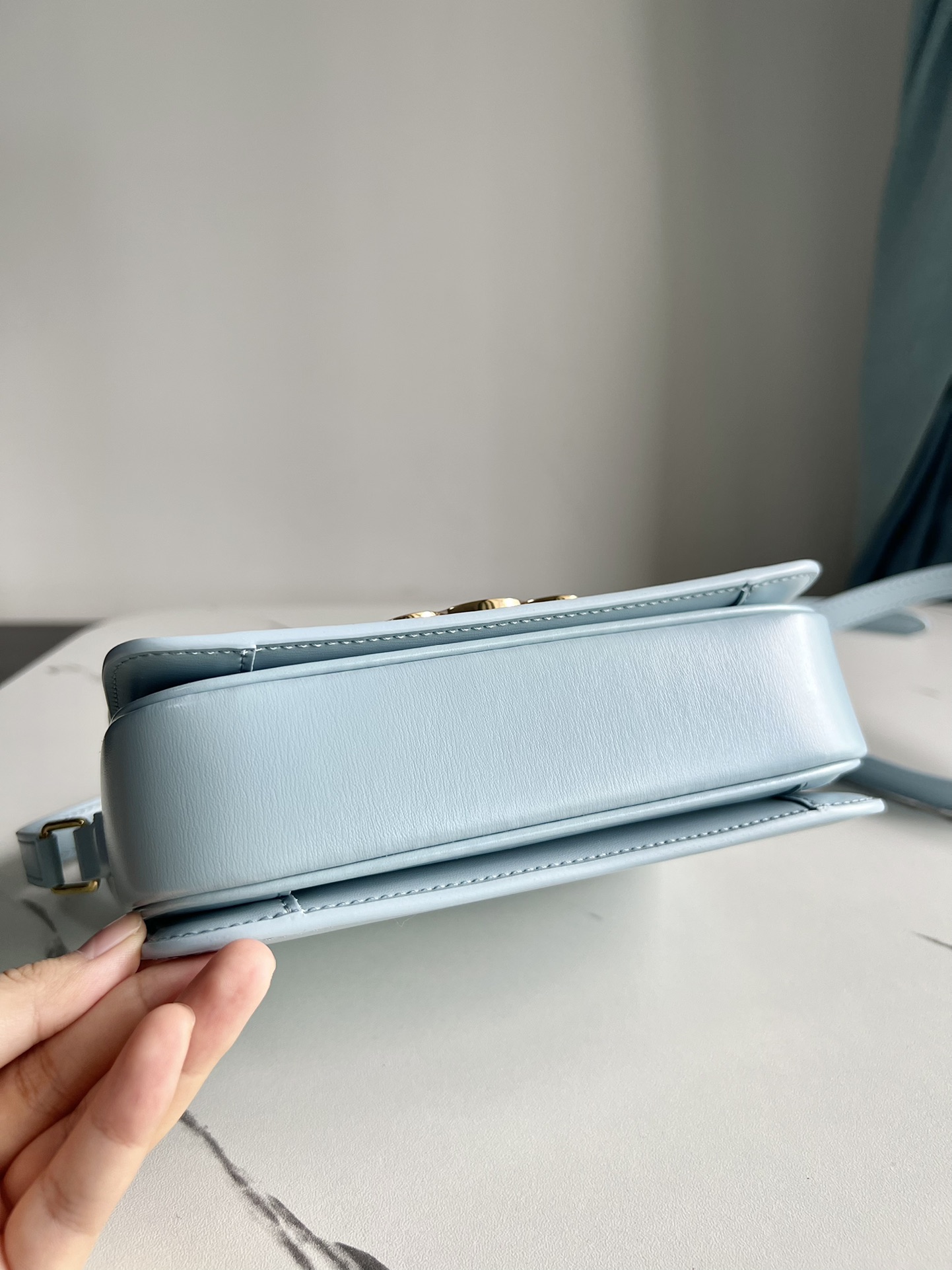 Celine TRIOMPHE Teen Arc de Triomphe. Small size: 18.5 X 14 X 6cm. . Original leather, all-steel hardware, TRIOMPHE outer cowhide, sheepskin lini