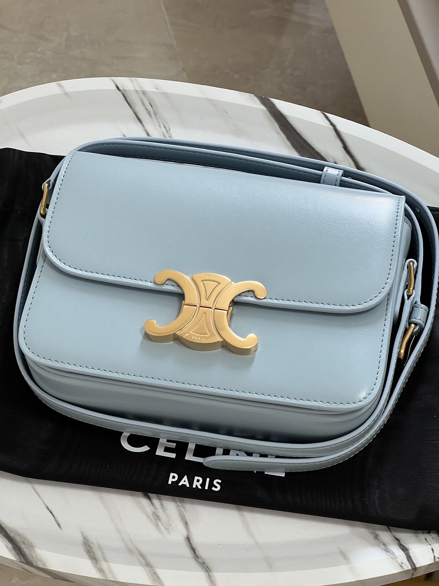 Celine TRIOMPHE Teen Arc de Triomphe. Small size: 18.5 X 14 X 6cm. . Original leather, all-steel hardware, TRIOMPHE outer cowhide, sheepskin lini