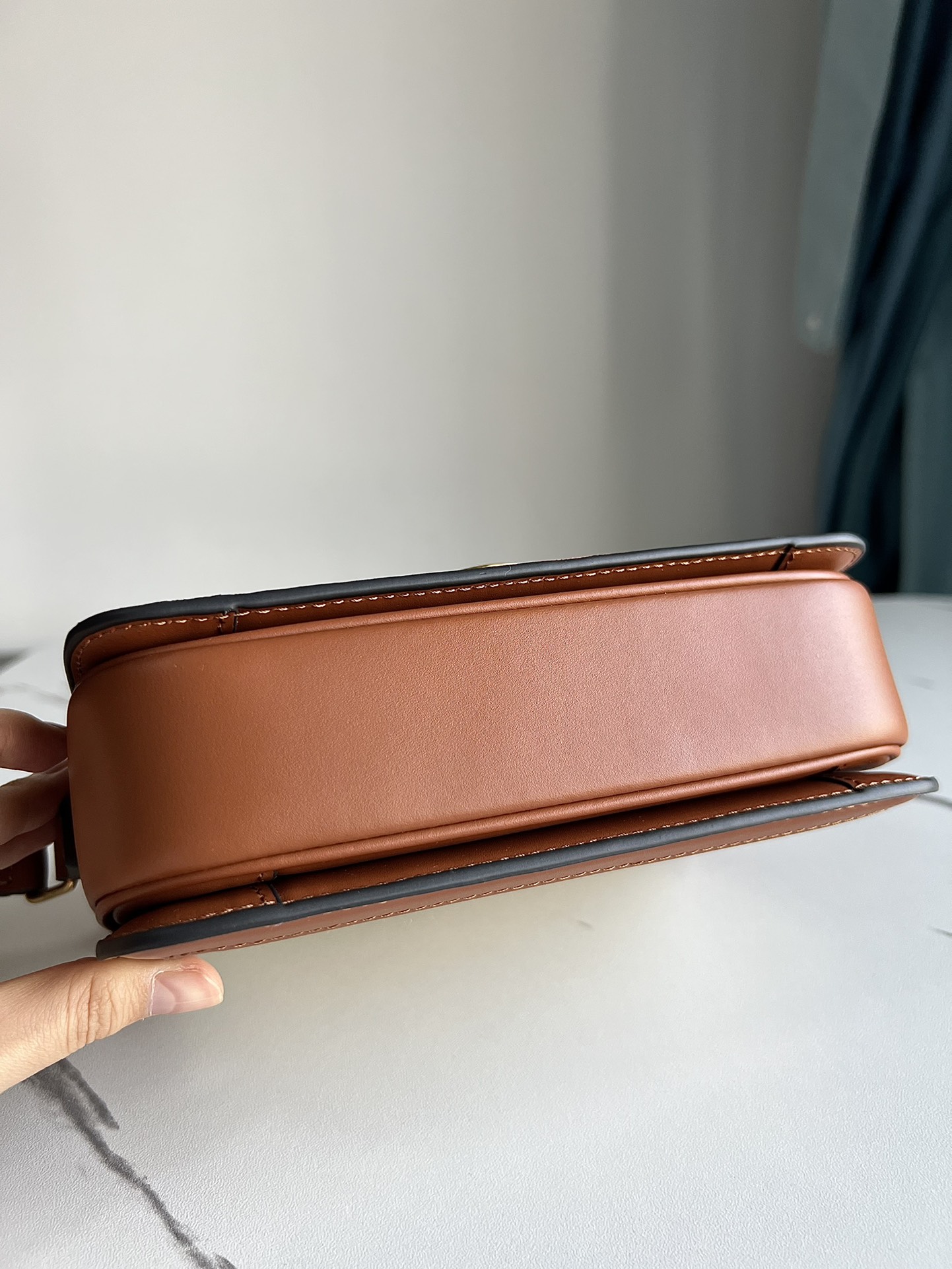 Celine TRIOMPHE Teen Arc de Triomphe. Small size: 18.5 X 14 X 6cm. . Original leather, all-steel hardware, TRIOMPHE outer cowhide, sheepskin lini